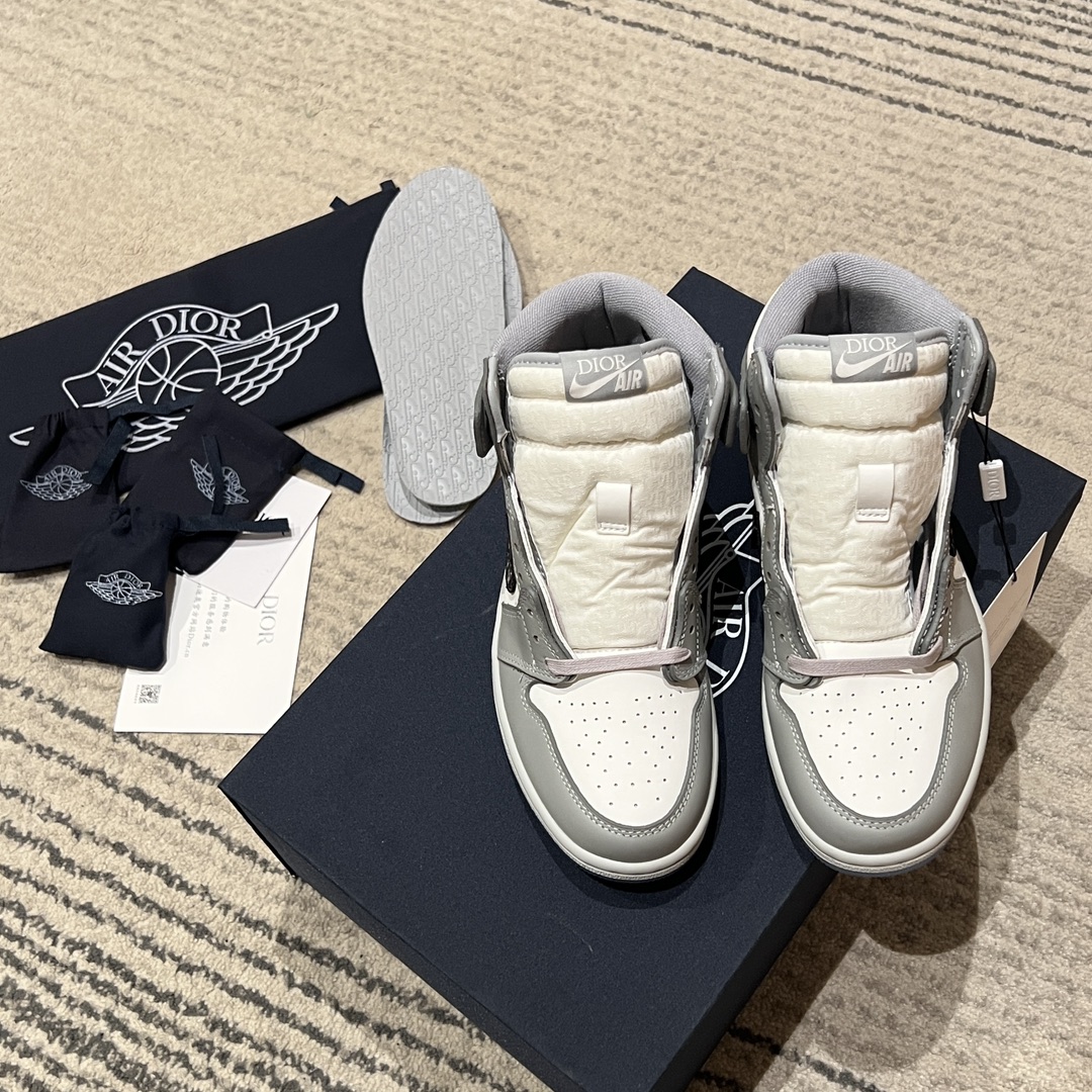 Dior 高帮 —— Dior x AJ 1联名款运动鞋