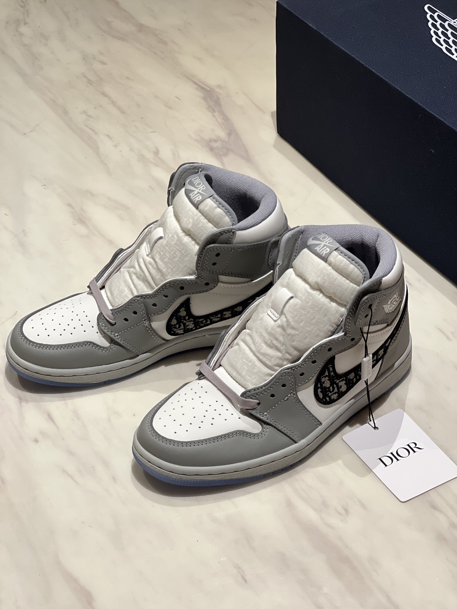 Dior 高帮 —— Dior x AJ 1联名款运动鞋
