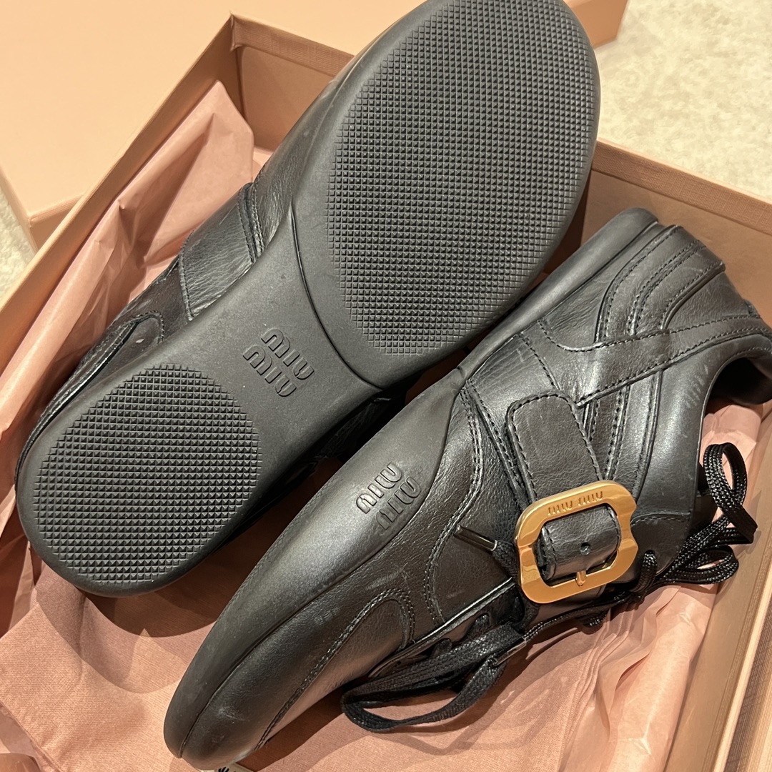 Miu Miu 黑色 ~ Miu 25fw 走秀款金扣做旧德训鞋