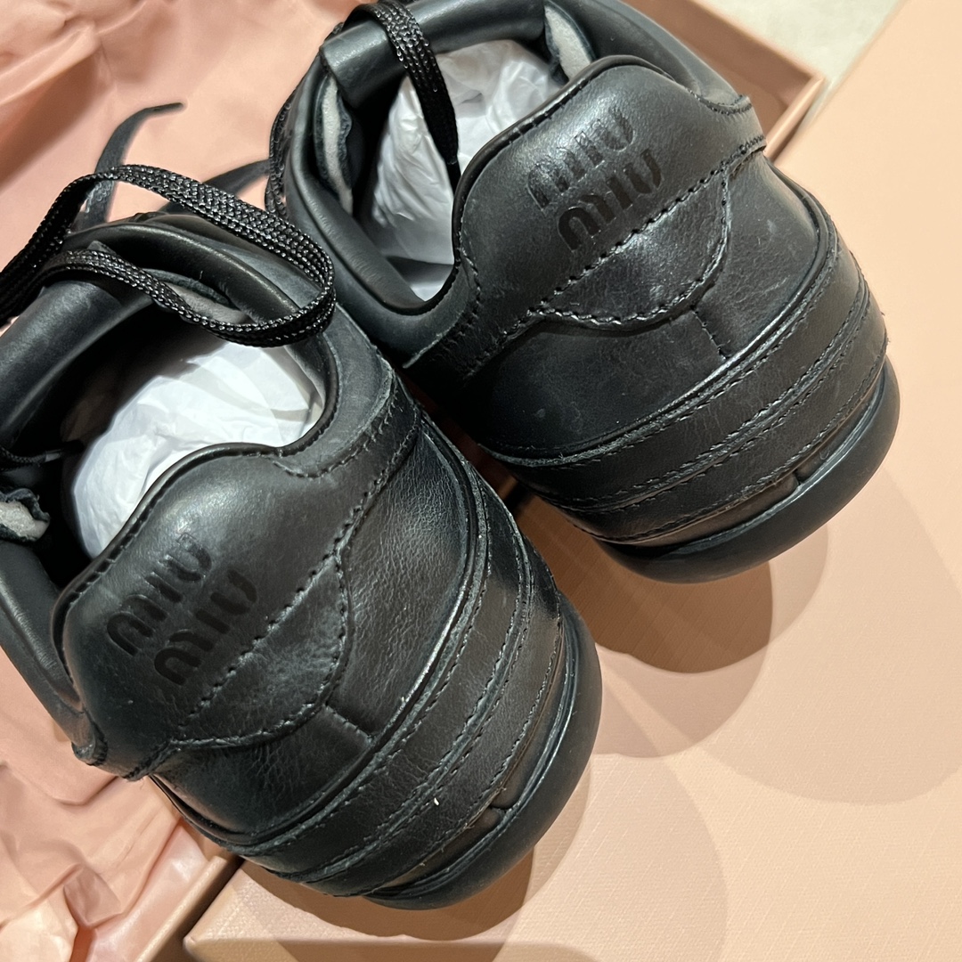 Miu Miu 黑色 ~ Miu 25fw 走秀款金扣做旧德训鞋