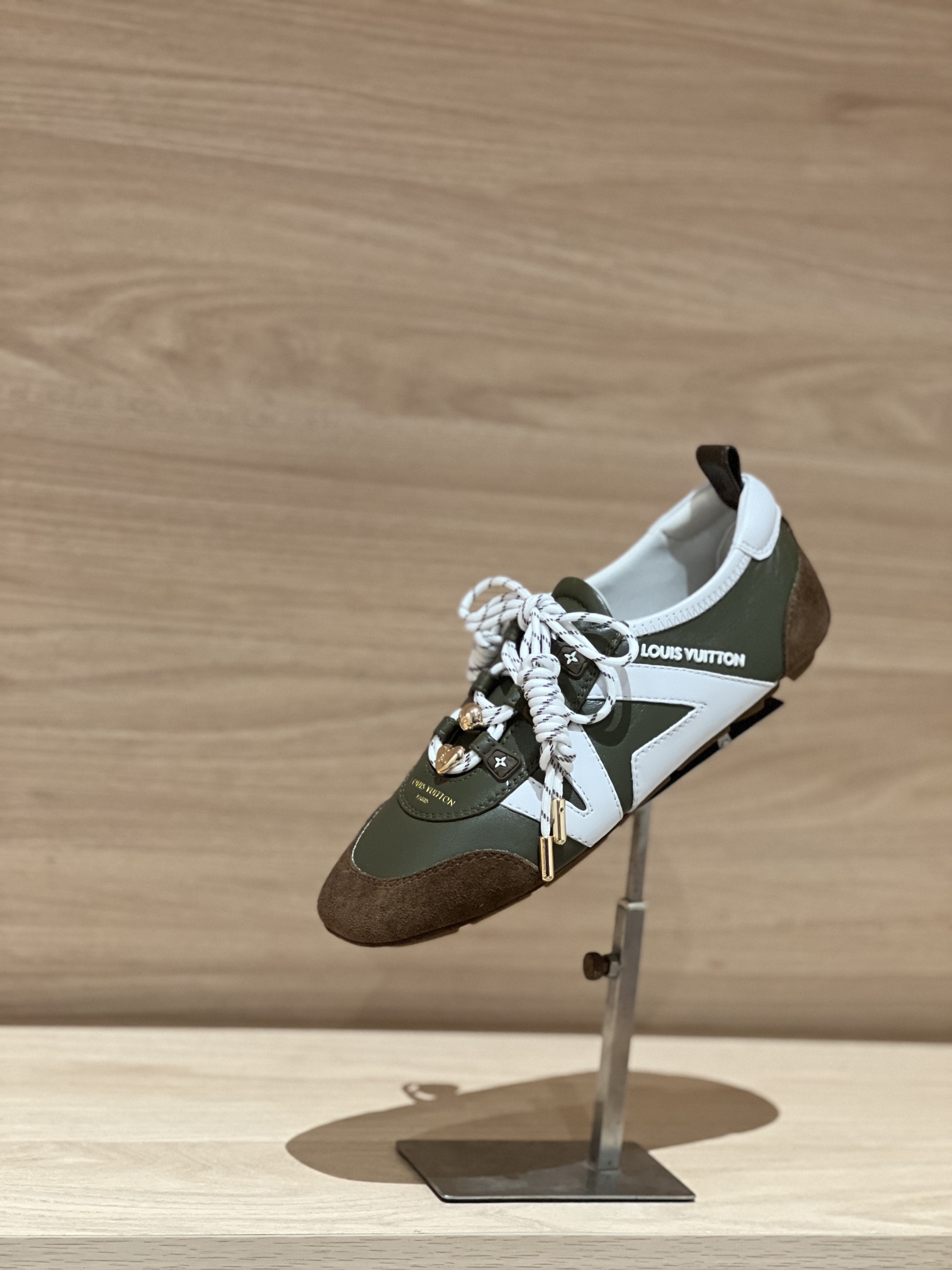 NO:696148,Focus on good quality - top product, real shot of olive green buckle - V Sneakerina moral training shoes, ballet dance sneakers, original accurate CP!  The shoe shape is infinitely close, and the best product comes out. The fabric is made of suede/sheepskin/sequins, the lining is breathable and comfortable mesh, and the foot pads are cowhide. The foot pads are removable, and the original method is the same as the double foot pads!  Original TPU outsole Size 35-42 (40/41/42 customized, non-returnable) P Gift box packaging matching/original mesh bag, ballet shoes, sneakers, cowhide, sheepskin, chamois leather19860909专注好品质——顶级出品 橄榄绿扣饰实拍——V Sneakerina 德训鞋芭蕾舞蹈运动鞋   原版精准cp！鞋型无限接近,好货出 面料采用麂皮/羊皮/亮片,内里透气舒服网布,垫脚牛皮,垫脚可以拆卸,原版一致做法双垫脚！原版TPU大底 Size35-42（40/41/42定做不退换） P 礼品盒包装配套/原版网布袋,芭蕾舞鞋,sneakers,cowhide,sheepskin,chamois leather,Women's Shoes