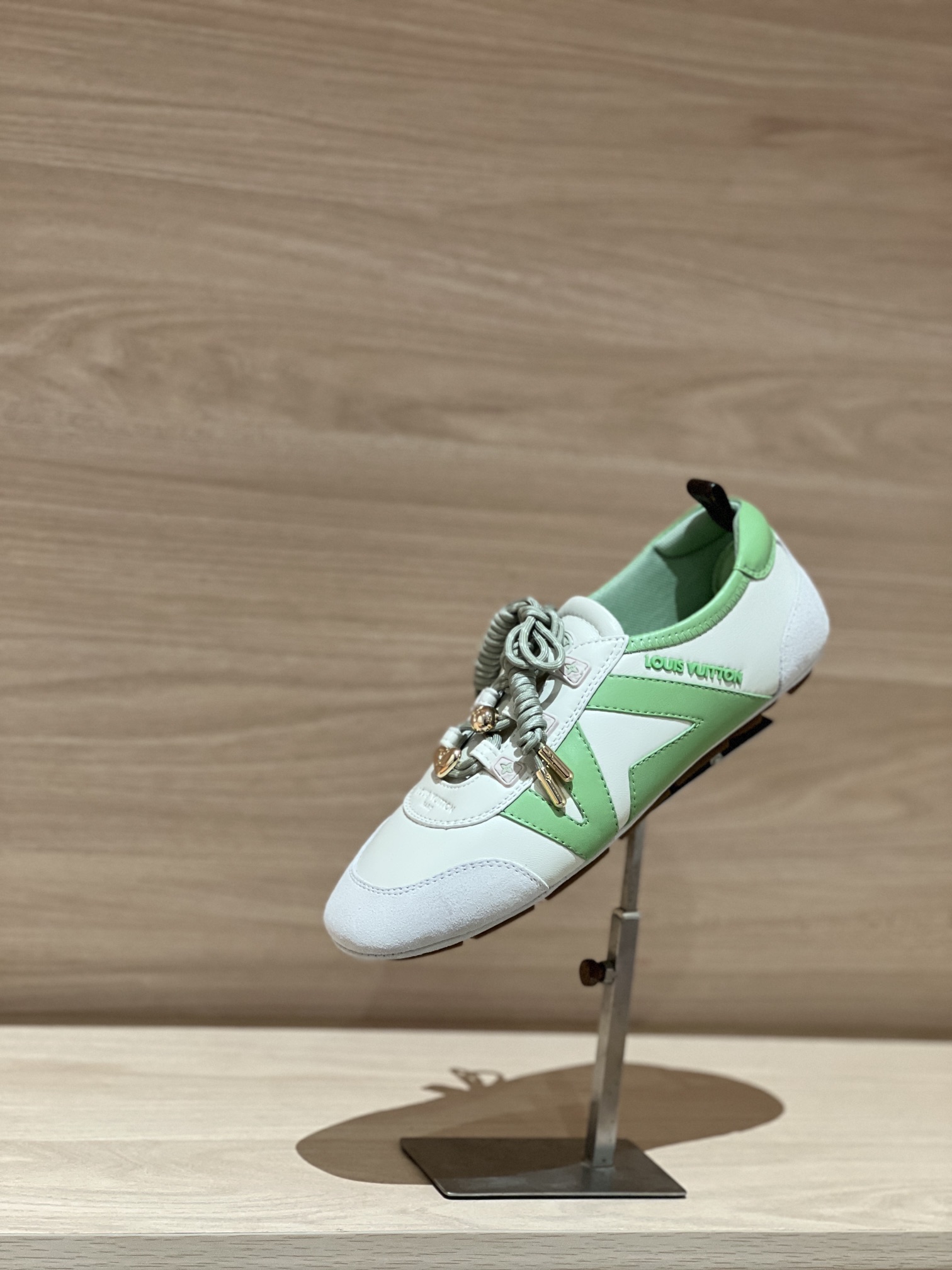 NO:696154,Focus on good quality - top product, real shot of grass green buckle - V Sneakerina moral training shoes, ballet dance sneakers, original accurate CP!  The shoe shape is infinitely close, and the best product comes out. The fabric is made of suede/sheepskin/sequins, the lining is breathable and comfortable mesh, and the foot pads are cowhide. The foot pads are removable, and the original method is the same as the double foot pads!  Original TPU outsole Size 35-42 (40/41/42 customized, non-returnable) P Gift box packaging matching/original mesh bag, ballet shoes, sneakers, cowhide, sheepskin, chamois leather19860909专注好品质——顶级出品 草绿扣饰实拍——V Sneakerina 德训鞋芭蕾舞蹈运动鞋   原版精准cp！鞋型无限接近,好货出 面料采用麂皮/羊皮/亮片,内里透气舒服网布,垫脚牛皮,垫脚可以拆卸,原版一致做法双垫脚！原版TPU大底 Size35-42（40/41/42定做不退换） P 礼品盒包装配套/原版网布袋,芭蕾舞鞋,sneakers,cowhide,sheepskin,chamois leather,Women's Shoes