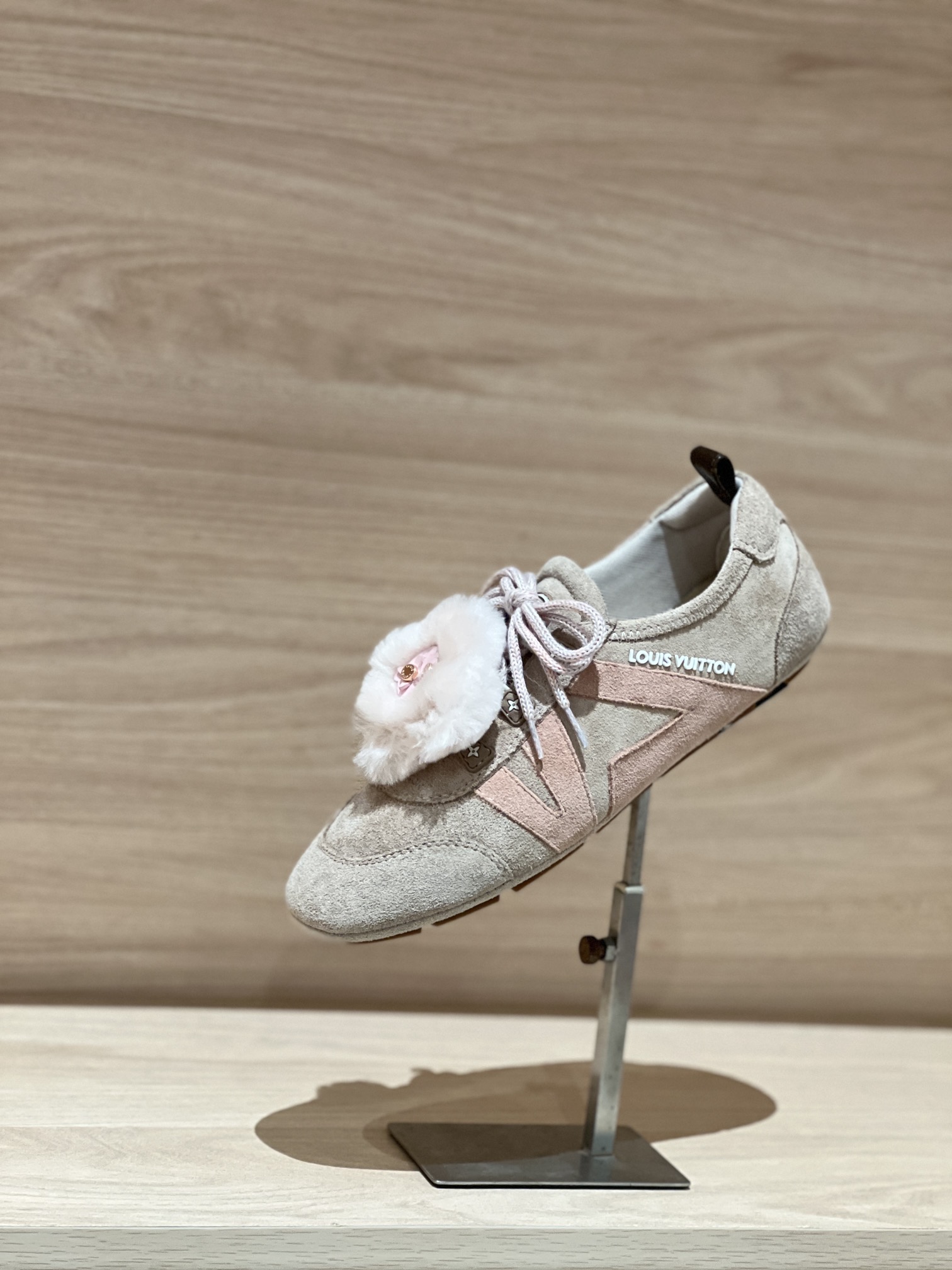 NO:696165,Focus on good quality - top product, real shot of light pink fur ball - V Sneakerina moral training shoes, ballet dance sneakers, original accurate CP!  The shoe shape is infinitely close, and the best product comes out. The fabric is made of suede/sheepskin/sequins, the lining is breathable and comfortable mesh, and the foot pads are cowhide. The foot pads are removable, and the original method is the same as the double foot pads!  Original TPU outsole Size 35-42 (40/41/42 customized, non-returnable) P Gift box packaging matching/original mesh bag, ballet shoes, sneakers, cowhide, sheepskin, chamois leather19860909专注好品质——顶级出品 浅粉毛球实拍——V Sneakerina 德训鞋芭蕾舞蹈运动鞋   原版精准cp！鞋型无限接近,好货出 面料采用麂皮/羊皮/亮片,内里透气舒服网布,垫脚牛皮,垫脚可以拆卸,原版一致做法双垫脚！原版TPU大底 Size35-42（40/41/42定做不退换） P 礼品盒包装配套/原版网布袋,芭蕾舞鞋,sneakers,cowhide,sheepskin,chamois leather,Women's Shoes