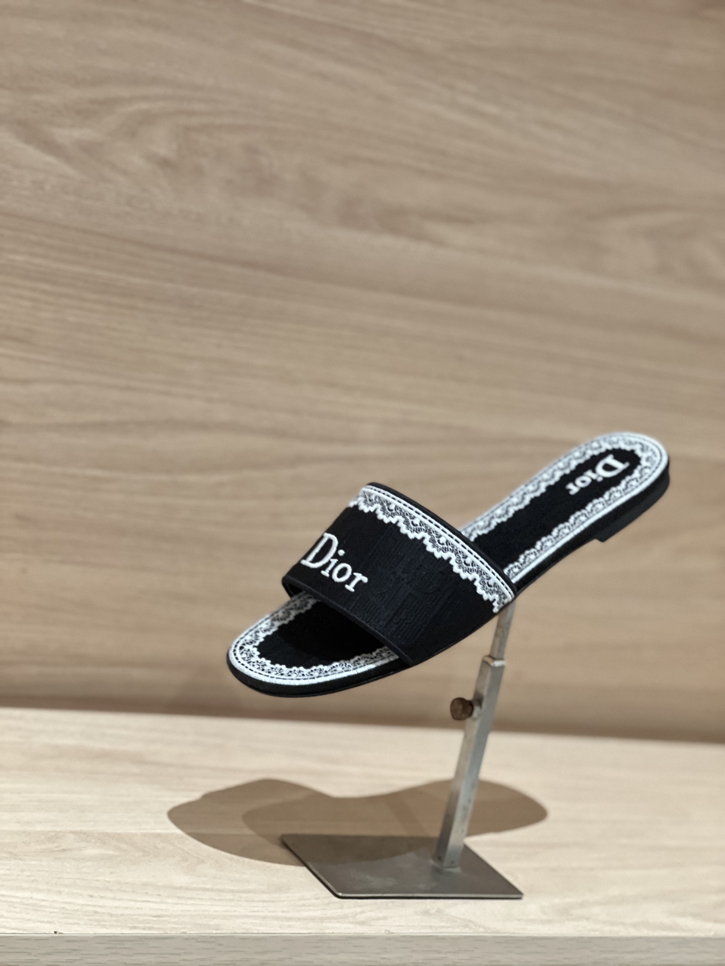 NO:782533,Produced in Guan, with airplane case, black real shot──Dior 26fw jacquard embroidered slippers, purchasing agent grade product!  Good products are sold and treasured. Original jacquard embroidery craftsmanship, cowhide lining, luxurious Italian leather outsole Size 35-42 (40/41/42 non-returnable) Premium packaging matching, slippers, dior, slippers, cowhide, Leather soles19860909莞产 配飞机盒 黑色实拍──Dior 26fw 提花刺绣拖鞋 代购级出品！好货且卖且珍惜 原版提花刺绣工艺,内里牛皮,奢华意大利真皮大底 Size 35-42（40/41/42不退换） 精品包装配套,拖鞋,dior,slippers,cowhide,Leather soles,Women's Shoes