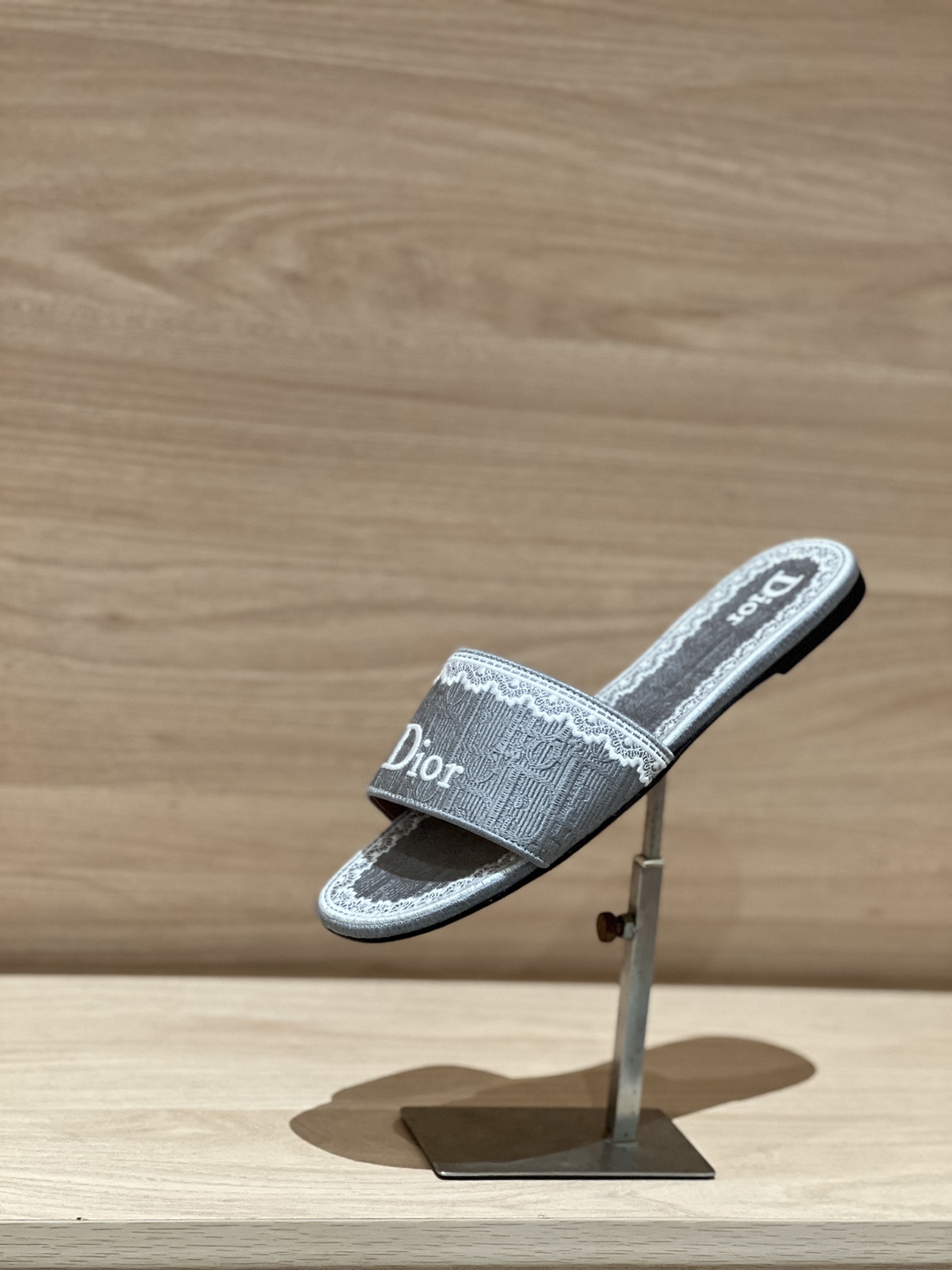 NO:782540,Produced in Guan, with airplane case, gray real shot──Dior 26fw jacquard embroidered slippers, purchasing agent grade product!  Good products are sold and treasured. Original jacquard embroidery craftsmanship, cowhide lining, luxurious Italian leather outsole Size 35-42 (40/41/42 non-returnable) Premium packaging matching, slippers, dior, slippers, cowhide, Leather soles19860909莞产 配飞机盒 灰色实拍──Dior 26fw 提花刺绣拖鞋 代购级出品！好货且卖且珍惜 原版提花刺绣工艺,内里牛皮,奢华意大利真皮大底 Size 35-42（40/41/42不退换） 精品包装配套,拖鞋,dior,slippers,cowhide,Leather soles,Women's Shoes
