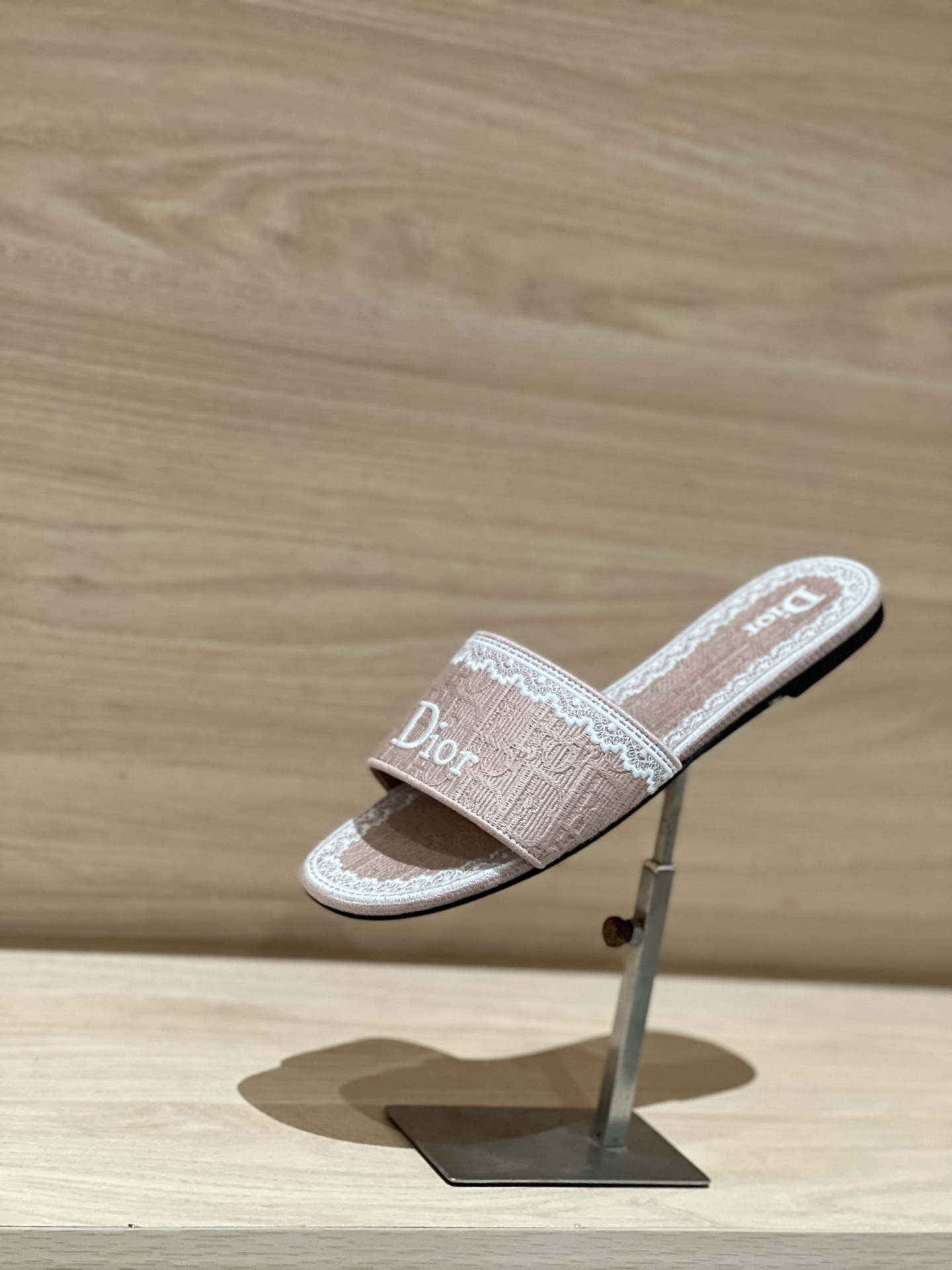 NO:782553,Produced in Guan, with airplane case, pink real shot──Dior 26fw jacquard embroidered slippers, purchasing agent grade product!  Good products are sold and treasured. Original jacquard embroidery craftsmanship, cowhide lining, luxurious Italian leather outsole Size 35-42 (40/41/42 non-returnable) Premium packaging matching, slippers, dior, slippers, cowhide, Leather soles19860909莞产 配飞机盒 粉色实拍──Dior 26fw 提花刺绣拖鞋 代购级出品！好货且卖且珍惜 原版提花刺绣工艺,内里牛皮,奢华意大利真皮大底 Size 35-42（40/41/42不退换） 精品包装配套,拖鞋,dior,slippers,cowhide,Leather soles,Women's Shoes