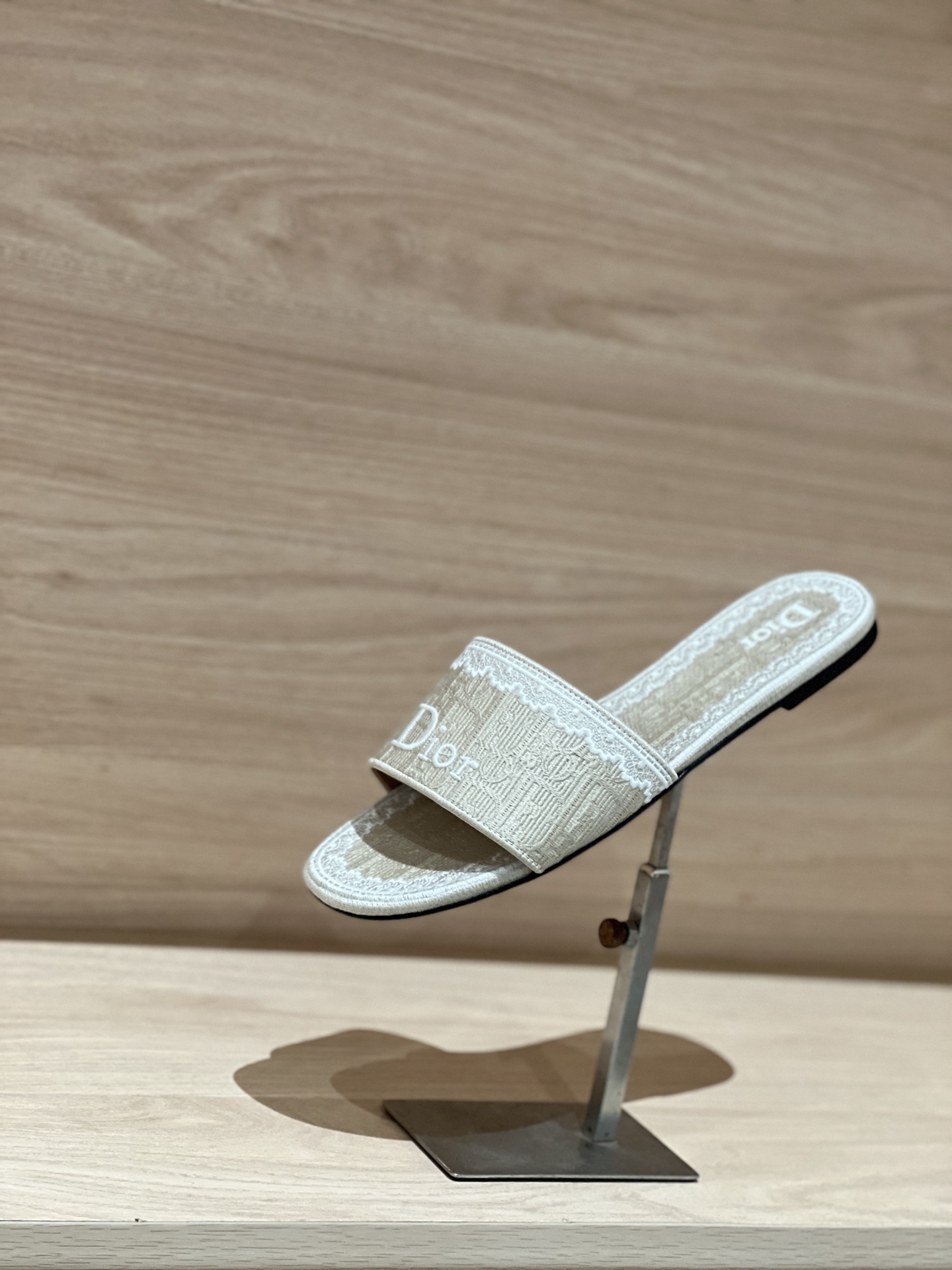 NO:782560,Produced in Guan, with airplane case, apricot color real shot──Dior 26fw jacquard embroidered slippers, purchasing agent grade product!  Good products are sold and treasured. Original jacquard embroidery craftsmanship, cowhide lining, luxurious Italian leather outsole Size 35-42 (40/41/42 non-returnable) Premium packaging matching, slippers, dior, slippers, cowhide, Leather soles19860909莞产 配飞机盒 杏色实拍──Dior 26fw 提花刺绣拖鞋 代购级出品！好货且卖且珍惜 原版提花刺绣工艺,内里牛皮,奢华意大利真皮大底 Size 35-42（40/41/42不退换） 精品包装配套,拖鞋,dior,slippers,cowhide,Leather soles,Women's Shoes