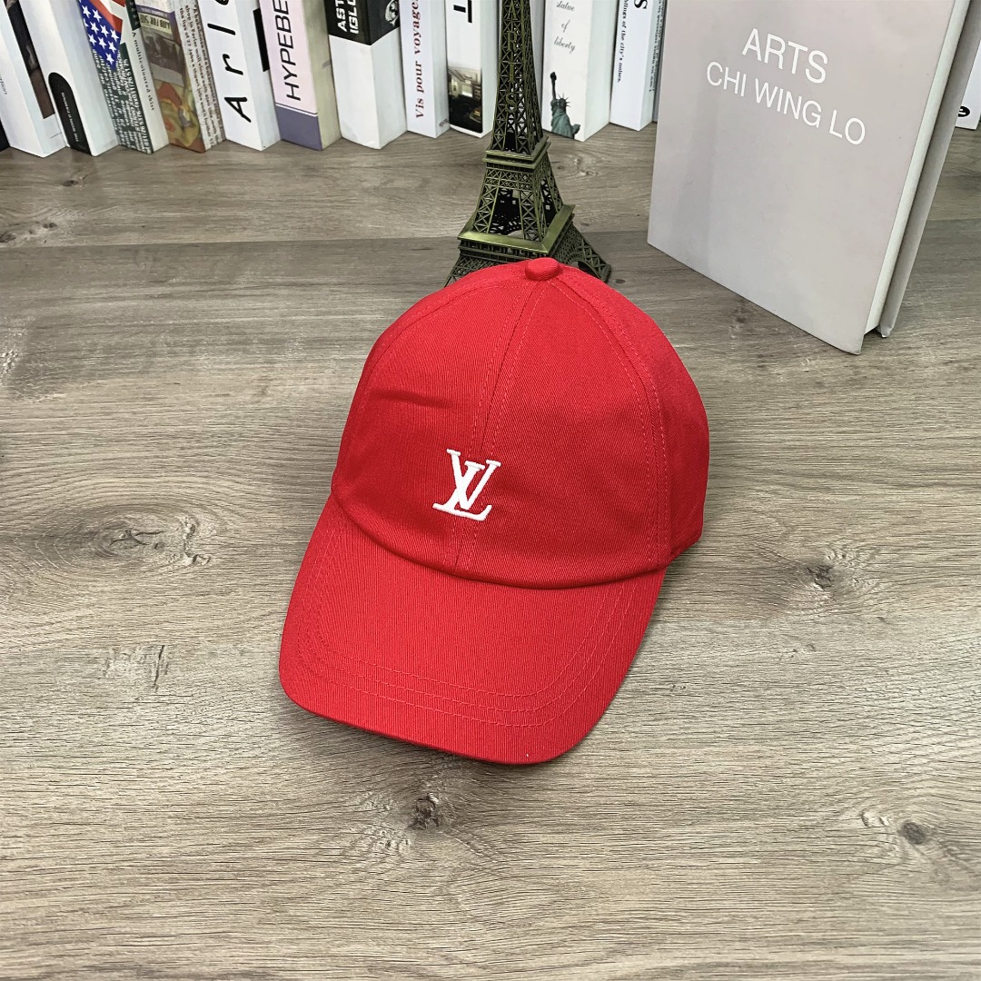 1015#P41#LV小标刺绣经典款鸭舌帽显脸小男女同款情侣百搭棒球帽#
可调节
颜色：红色 白色 蓝色 卡其色 藏青色 黑色 粉色