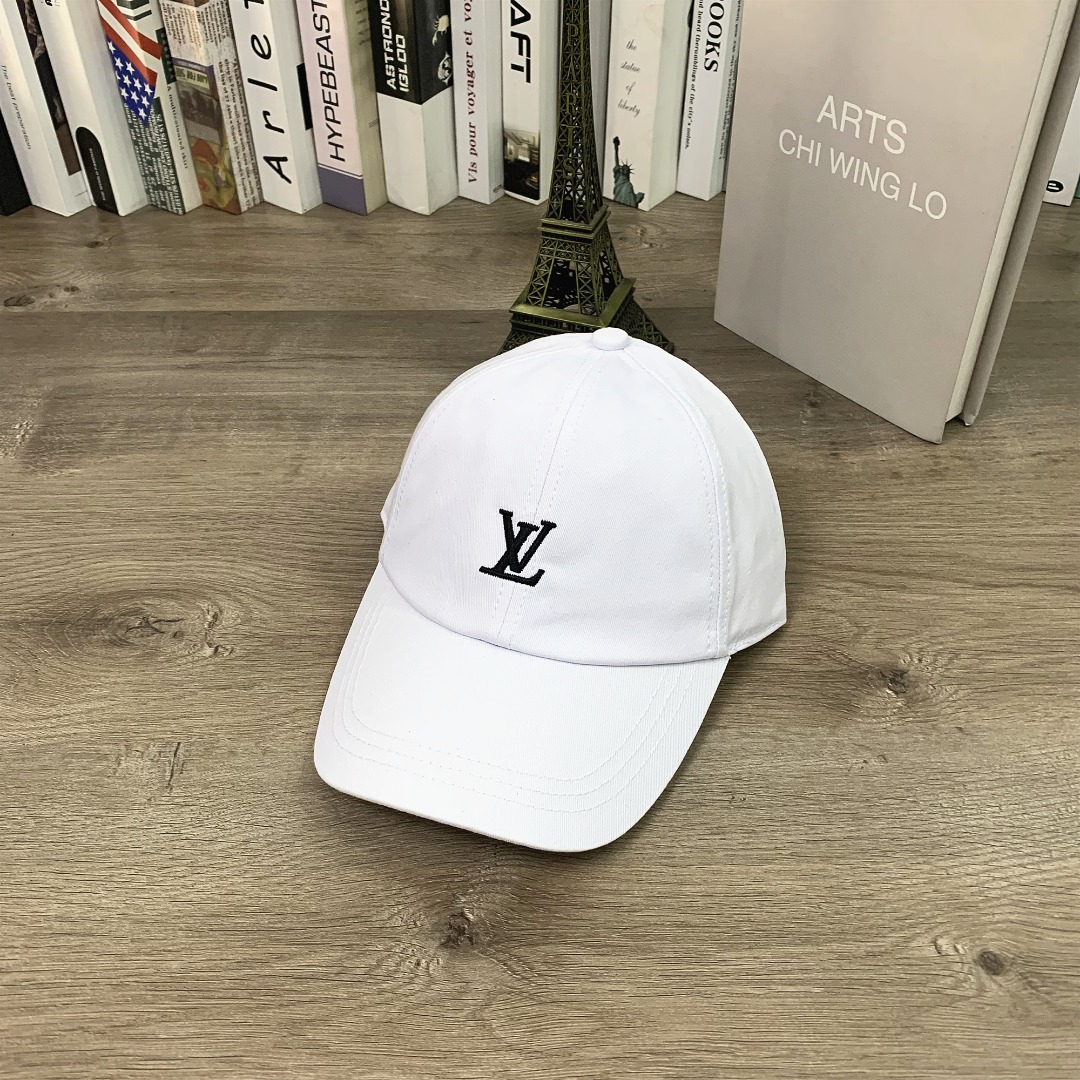 1015#P41#LV小标刺绣经典款鸭舌帽显脸小男女同款情侣百搭棒球帽#
可调节
颜色：红色 白色 蓝色 卡其色 藏青色 黑色 粉色