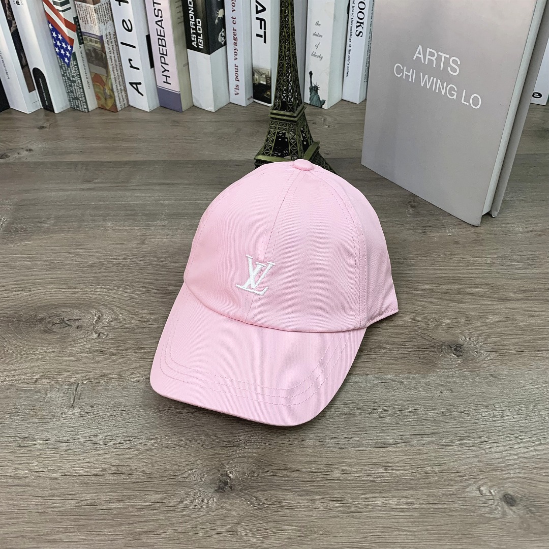 1015#P41#LV小标刺绣经典款鸭舌帽显脸小男女同款情侣百搭棒球帽#
可调节
颜色：红色 白色 蓝色 卡其色 藏青色 黑色 粉色