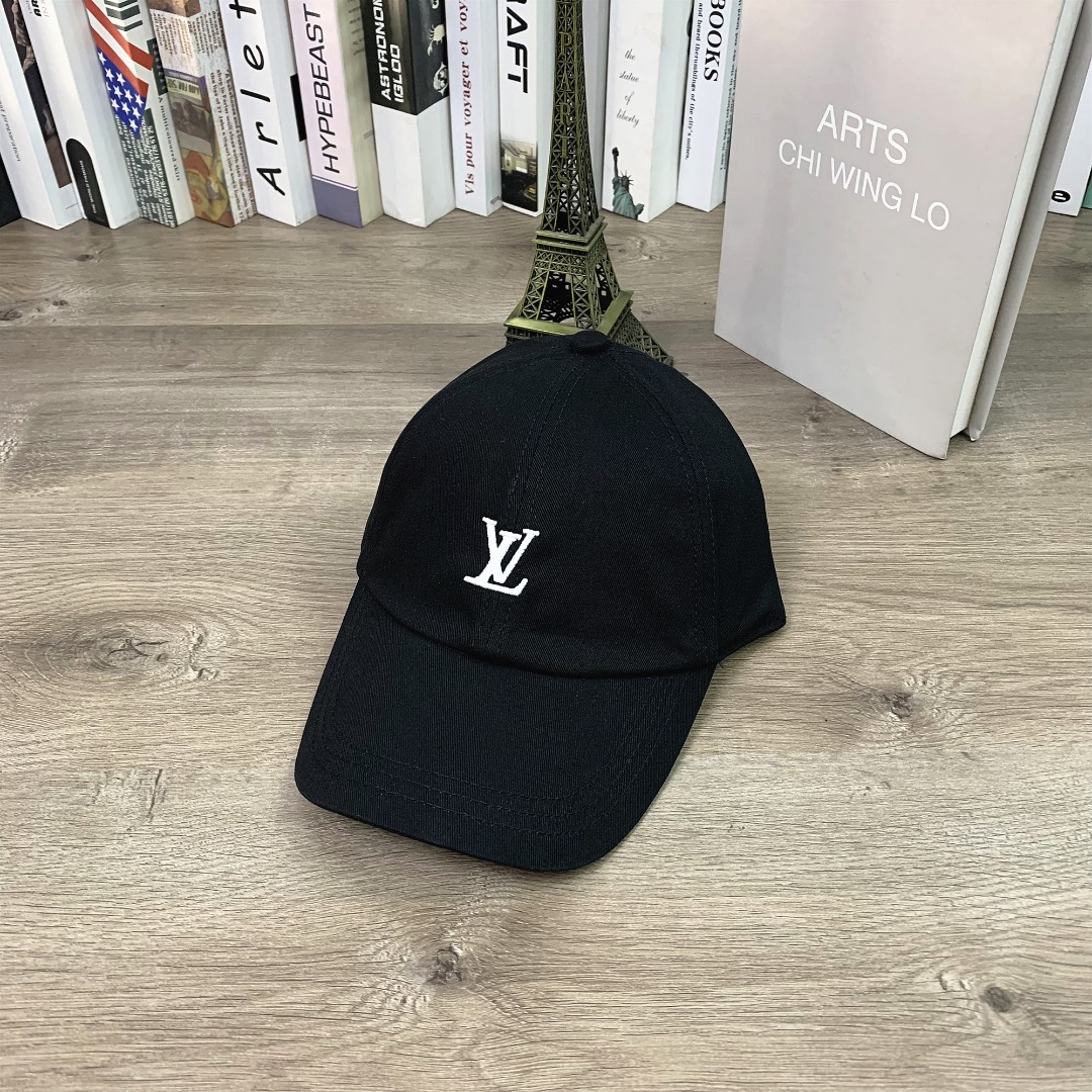 1015#P41#LV小标刺绣经典款鸭舌帽显脸小男女同款情侣百搭棒球帽#
可调节
颜色：红色 白色 蓝色 卡其色 藏青色 黑色 粉色