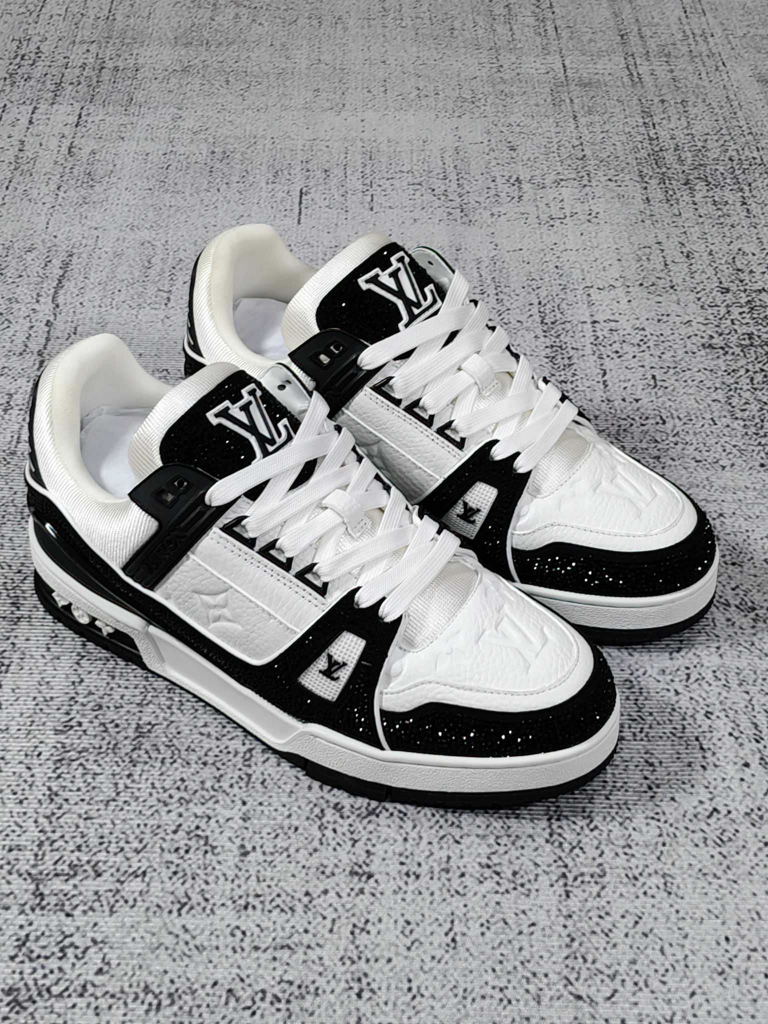 NO:357457,Real price LV diamond shoes factory real photos factory direct sales one piece delivery agency no middlemen make a difference Female 35--40 Size male 39---45 Size female 41 42 Customized not support return and exchange male 38 46 Customized not support return and exchange, louis vuitton19860909实价 LV 钻鞋 工厂实拍 工厂直销 一件代发 绝无中间商赚差价  女 35---40 码男39----45 码 女 41 42 定做不支持退换男 38 46 定做不支持退换,,louis vuitton,Men's shoes