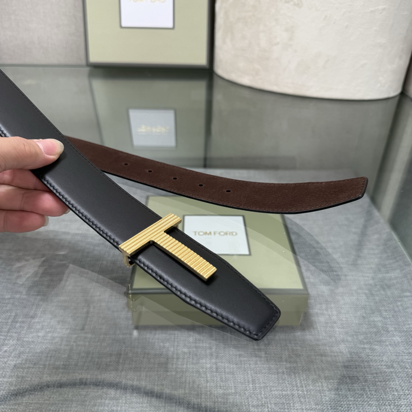 汤姆福特最新网红爆款双面头层牛皮专柜同步3.8宽新款上市了，原版牛皮，搭配铜扣，优雅，大方用的方便。谢谢