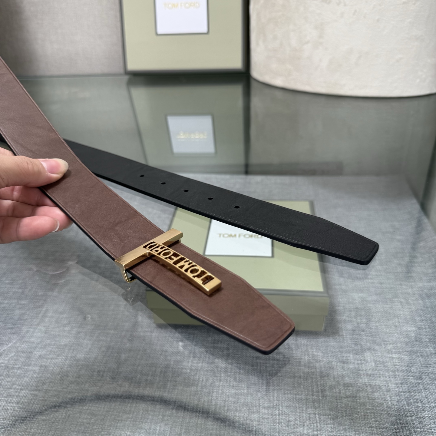 汤姆福特最新网红爆款双面头层牛皮专柜同步3.8宽新款上市了，原版牛皮，搭配铜扣，优雅，大方用的方便。谢谢