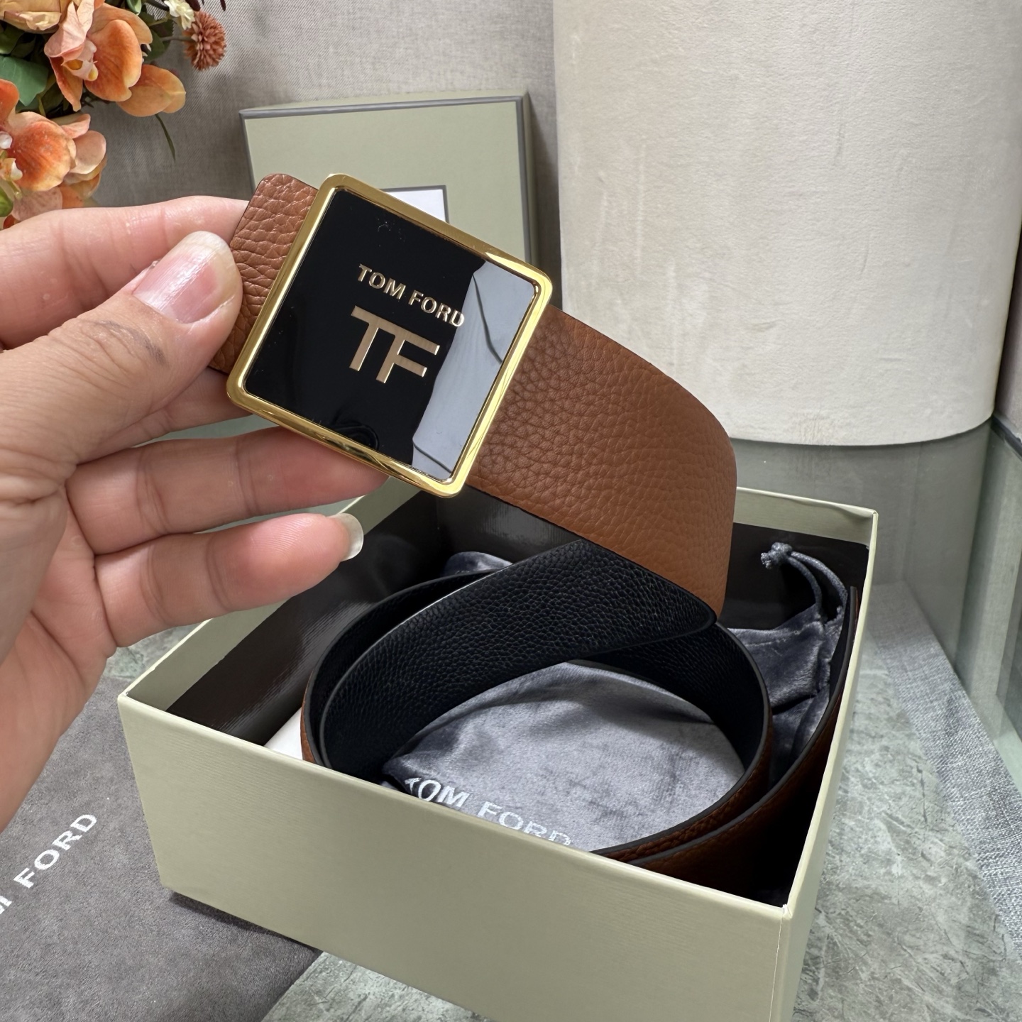 汤姆福特最新网红爆款双面头层牛皮专柜同步3.8宽新款上市了，原版牛皮，搭配铜扣，优雅，大方用的方便。谢谢