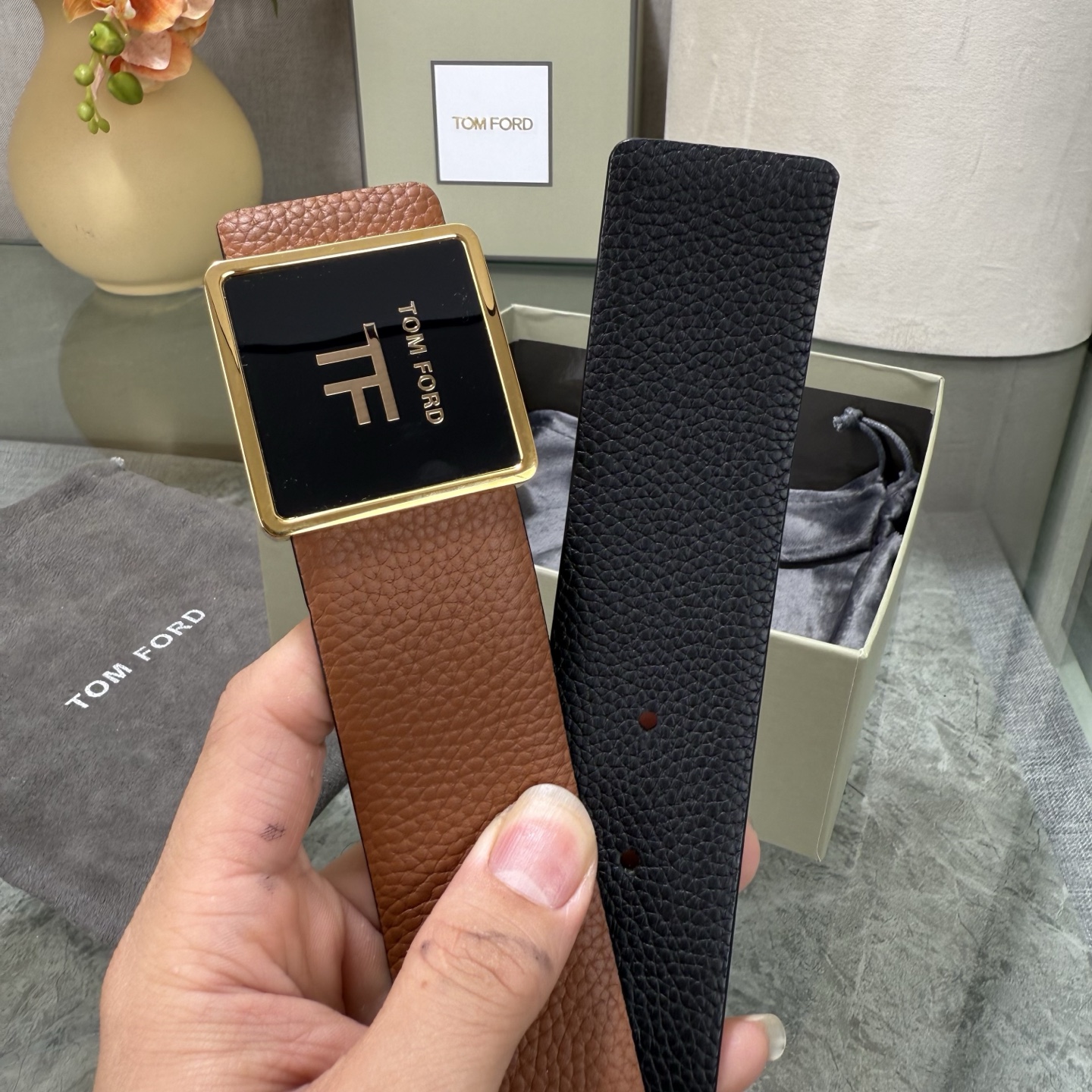 汤姆福特最新网红爆款双面头层牛皮专柜同步3.8宽新款上市了，原版牛皮，搭配铜扣，优雅，大方用的方便。谢谢