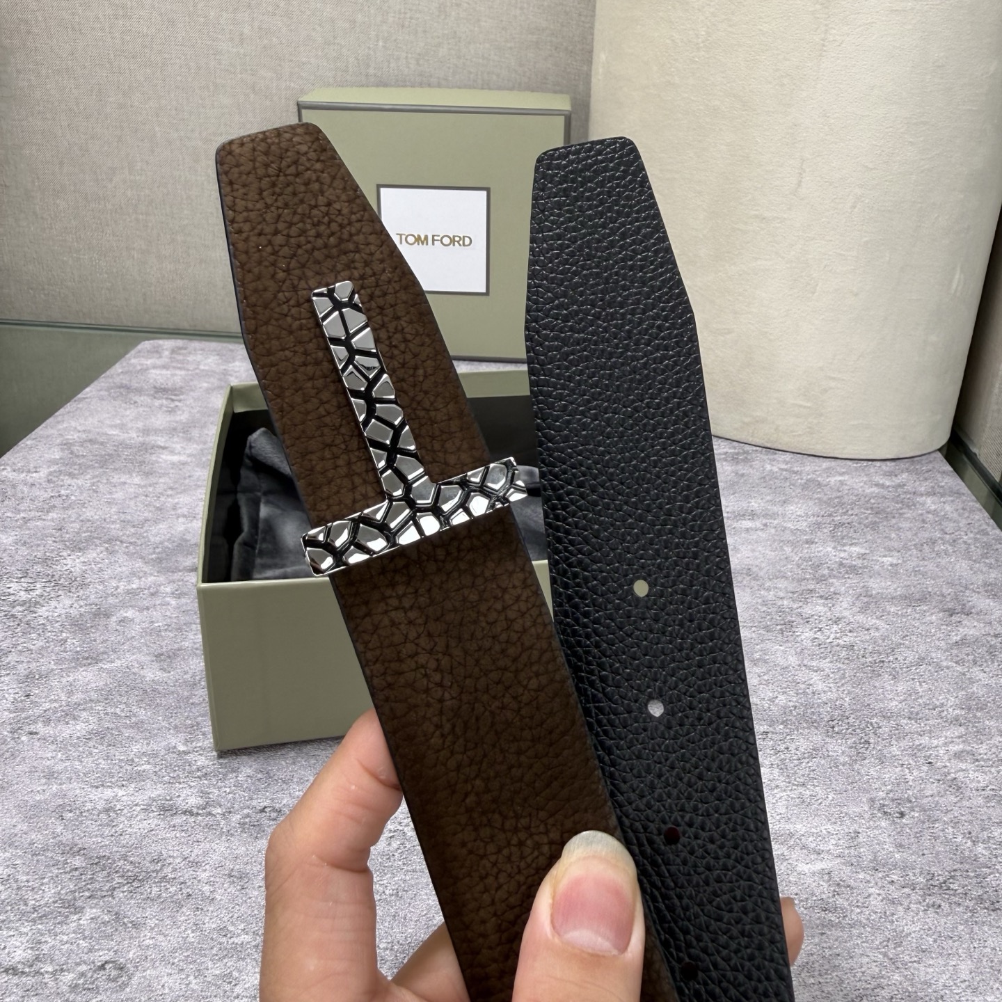 汤姆福特最新网红爆款双面头层牛皮专柜同步3.8宽新款上市了，原版牛皮，搭配铜扣，优雅，大方用的方便。谢谢你转载。