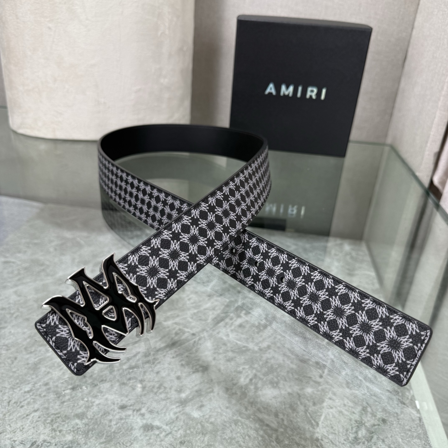 爱美丽AMIRI最新网红爆款双面牛皮皮带配原装盒专柜同步3.8宽新款上市了，原版牛皮，搭配钢扣，优雅，大方用的方便。谢谢