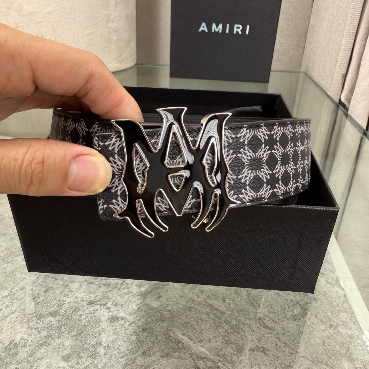 爱美丽AMIRI最新网红爆款双面牛皮皮带配原装盒专柜同步3.8宽新款上市了，原版牛皮，搭配钢扣，优雅，大方用的方便。谢谢