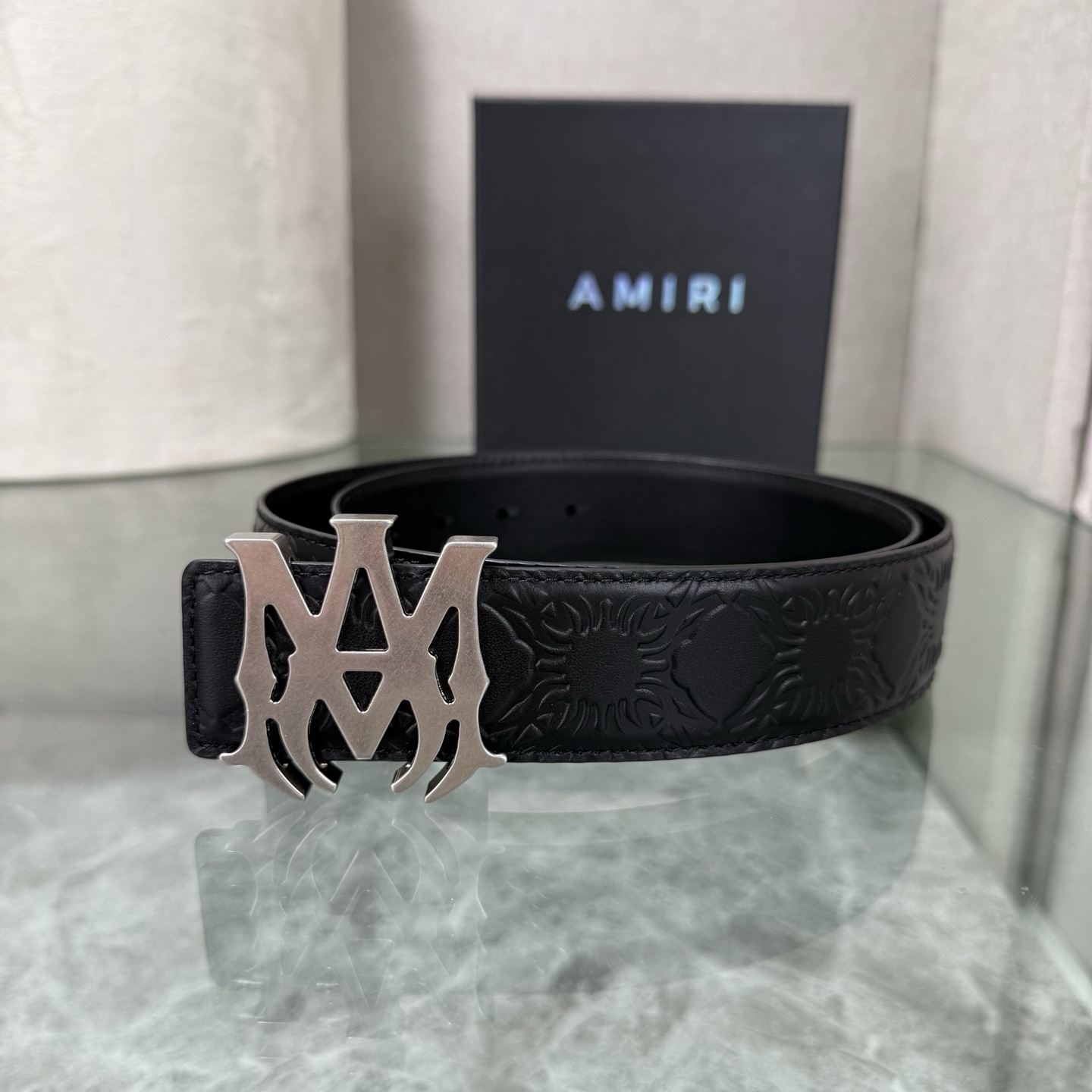 爱美丽AMIRI最新网红爆款双面牛皮皮带配原装盒专柜同步3.8宽新款上市了，原版牛皮，搭配钢扣，优雅，大方用的方便。谢谢