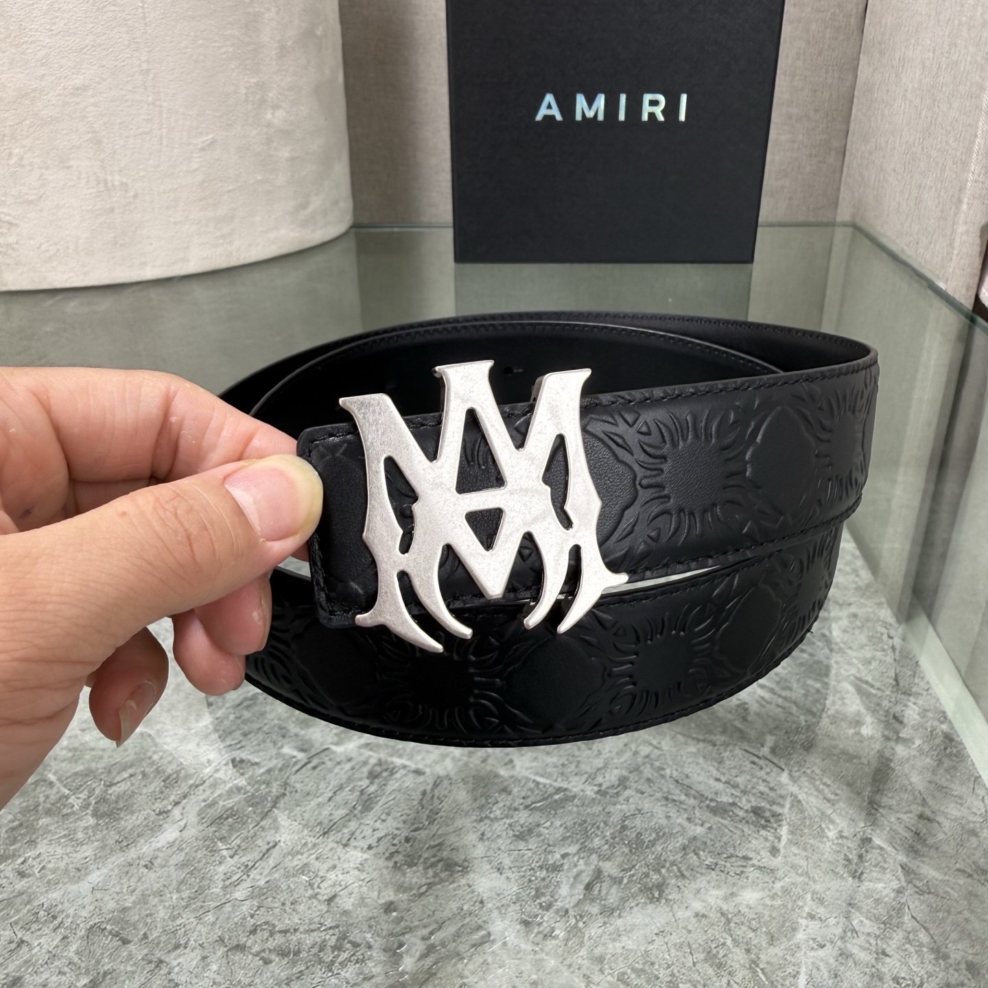 爱美丽AMIRI最新网红爆款双面牛皮皮带配原装盒专柜同步3.8宽新款上市了，原版牛皮，搭配钢扣，优雅，大方用的方便。谢谢
