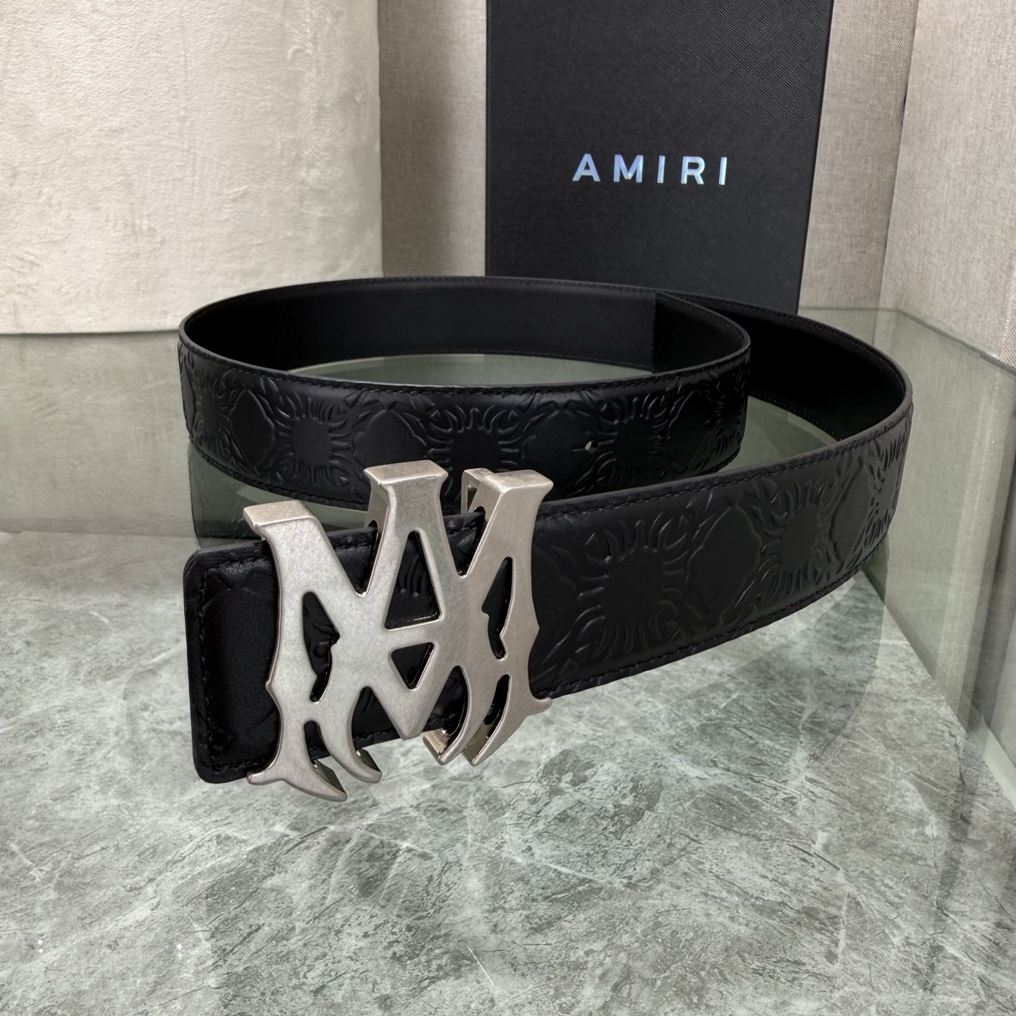 爱美丽AMIRI最新网红爆款双面牛皮皮带配原装盒专柜同步3.8宽新款上市了，原版牛皮，搭配钢扣，优雅，大方用的方便。谢谢