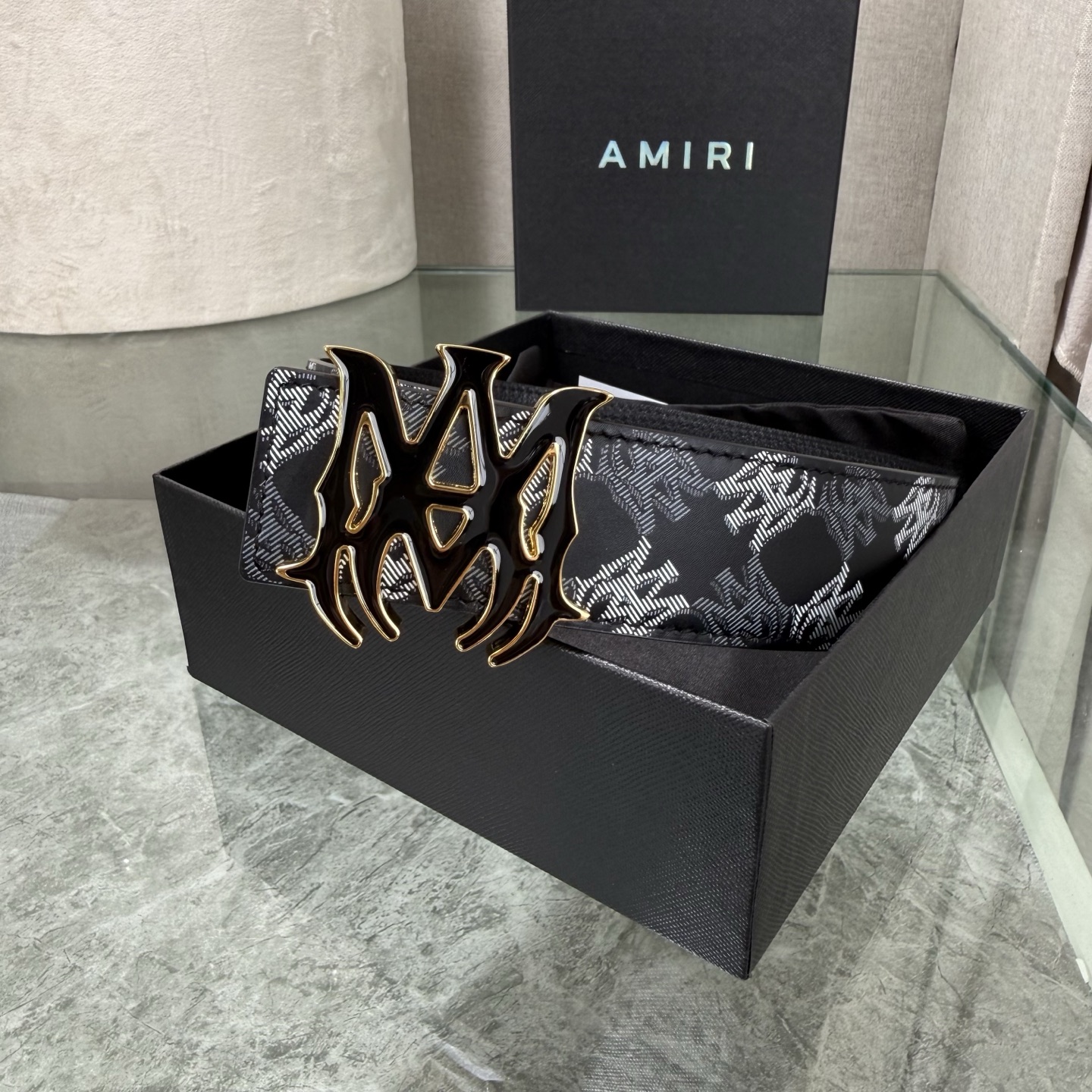 爱美丽AMIRI最新网红爆款双面牛皮皮带配原装盒专柜同步3.8宽新款上市了，原版牛皮，搭配钢扣，优雅，大方用的方便。谢谢