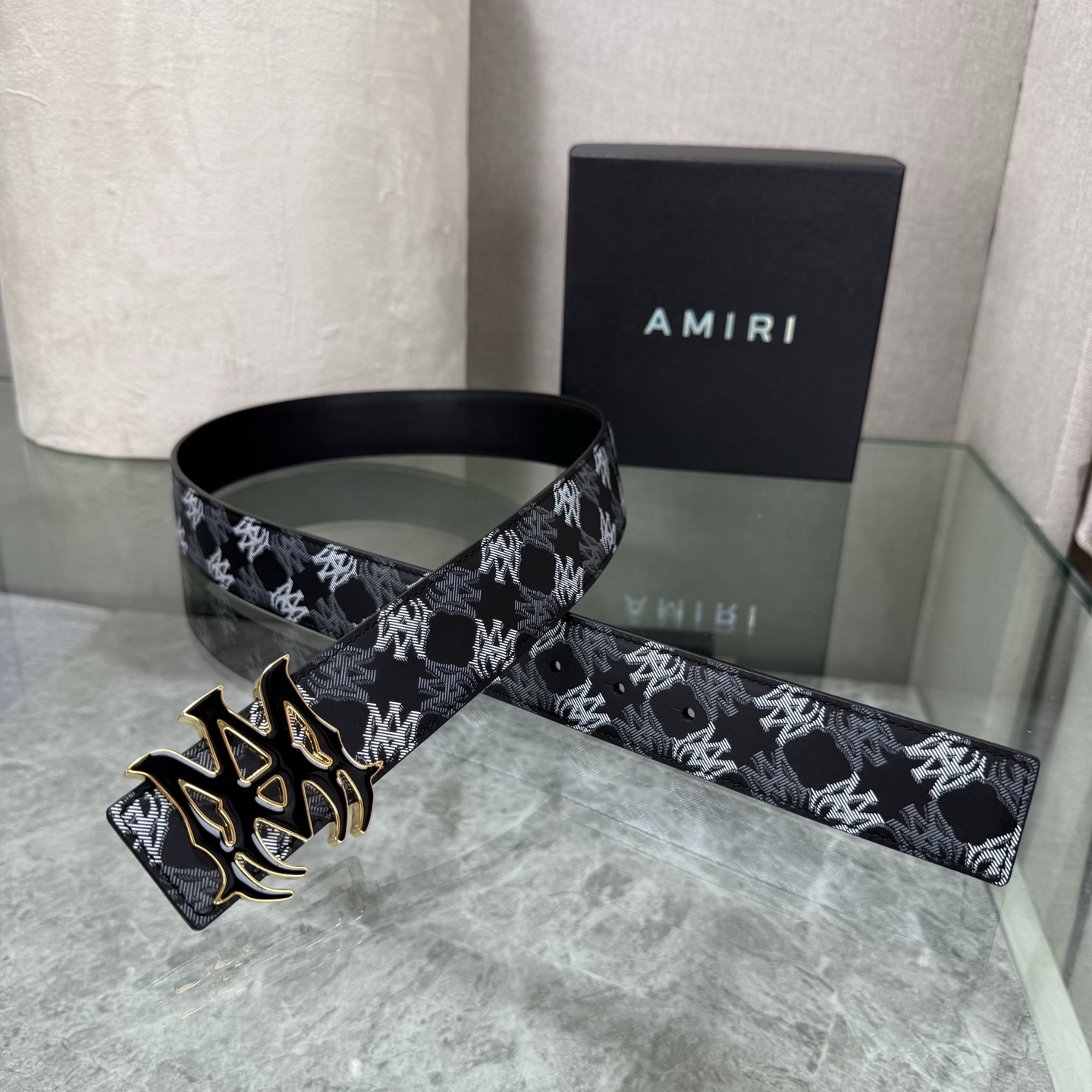 爱美丽AMIRI最新网红爆款双面牛皮皮带配原装盒专柜同步3.8宽新款上市了，原版牛皮，搭配钢扣，优雅，大方用的方便。谢谢