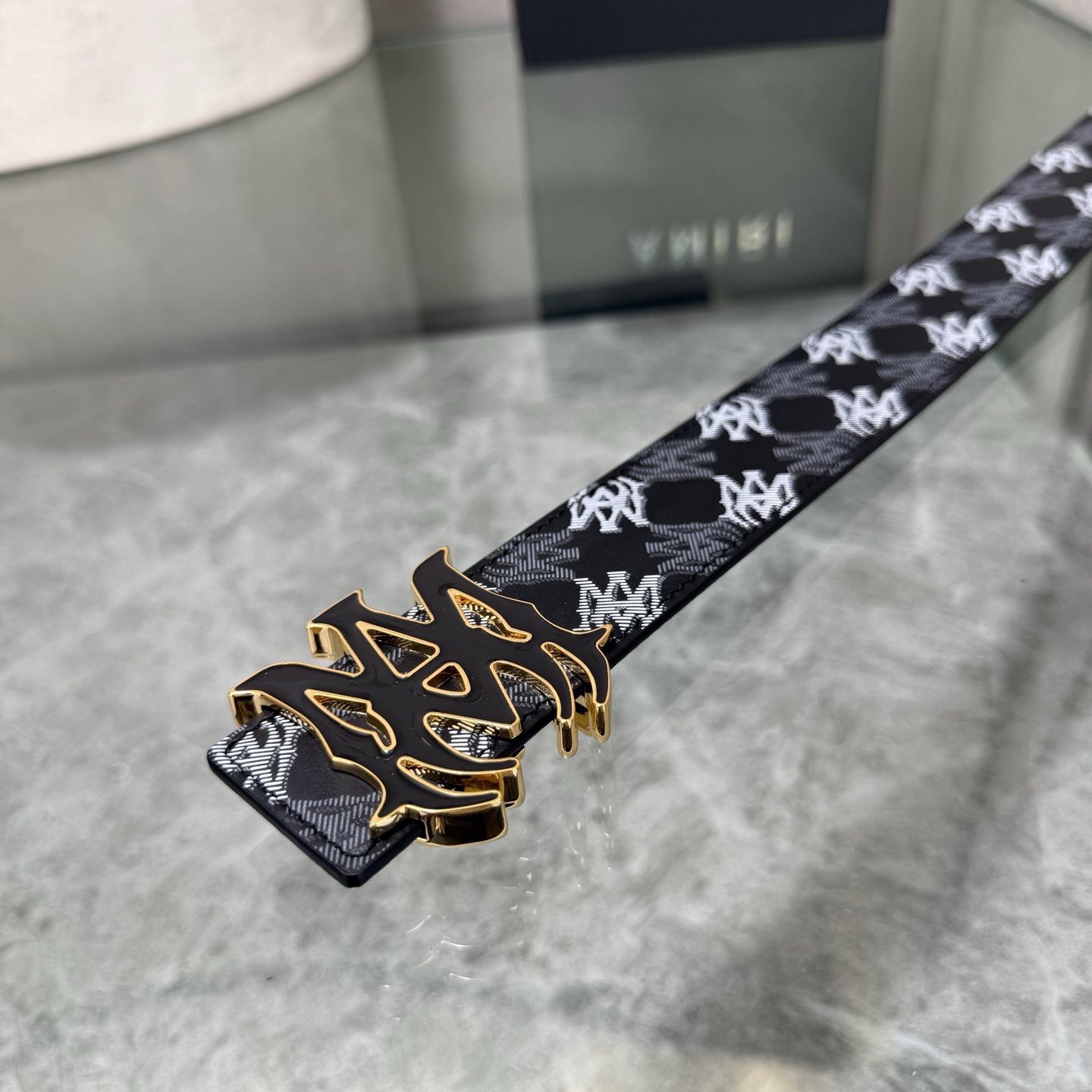 爱美丽AMIRI最新网红爆款双面牛皮皮带配原装盒专柜同步3.8宽新款上市了，原版牛皮，搭配钢扣，优雅，大方用的方便。谢谢