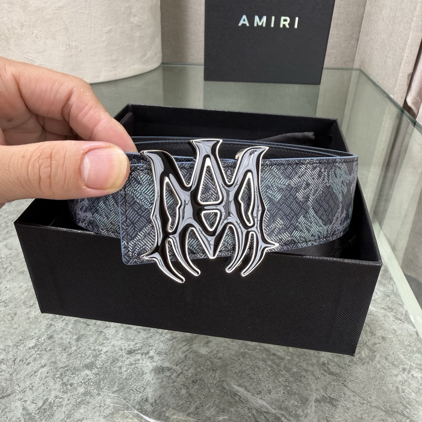 爱美丽AMIRI最新网红爆款双面牛皮皮带配原装盒专柜同步3.8宽新款上市了，原版牛皮，搭配钢扣，优雅，大方用的方便。谢谢
