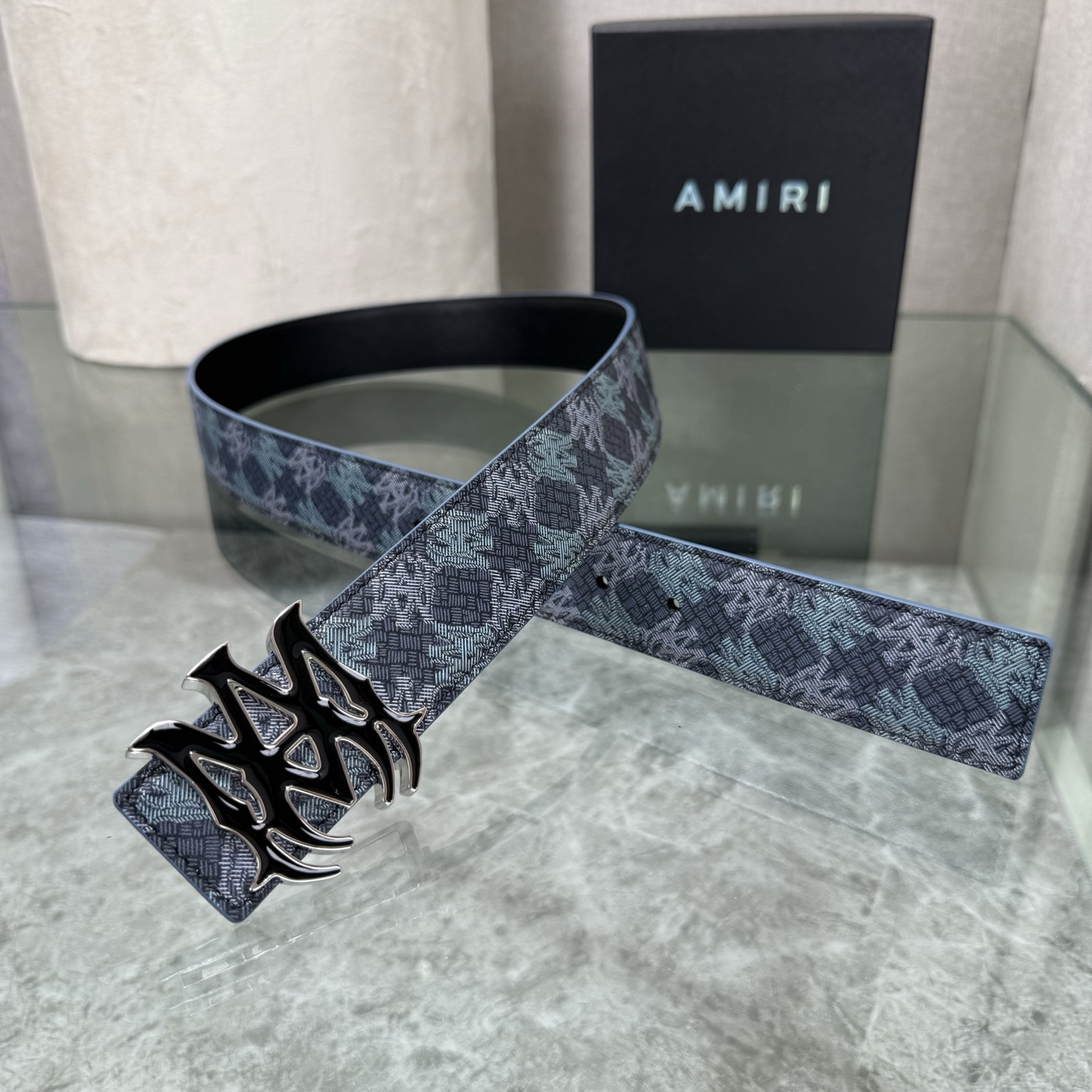 爱美丽AMIRI最新网红爆款双面牛皮皮带配原装盒专柜同步3.8宽新款上市了，原版牛皮，搭配钢扣，优雅，大方用的方便。谢谢