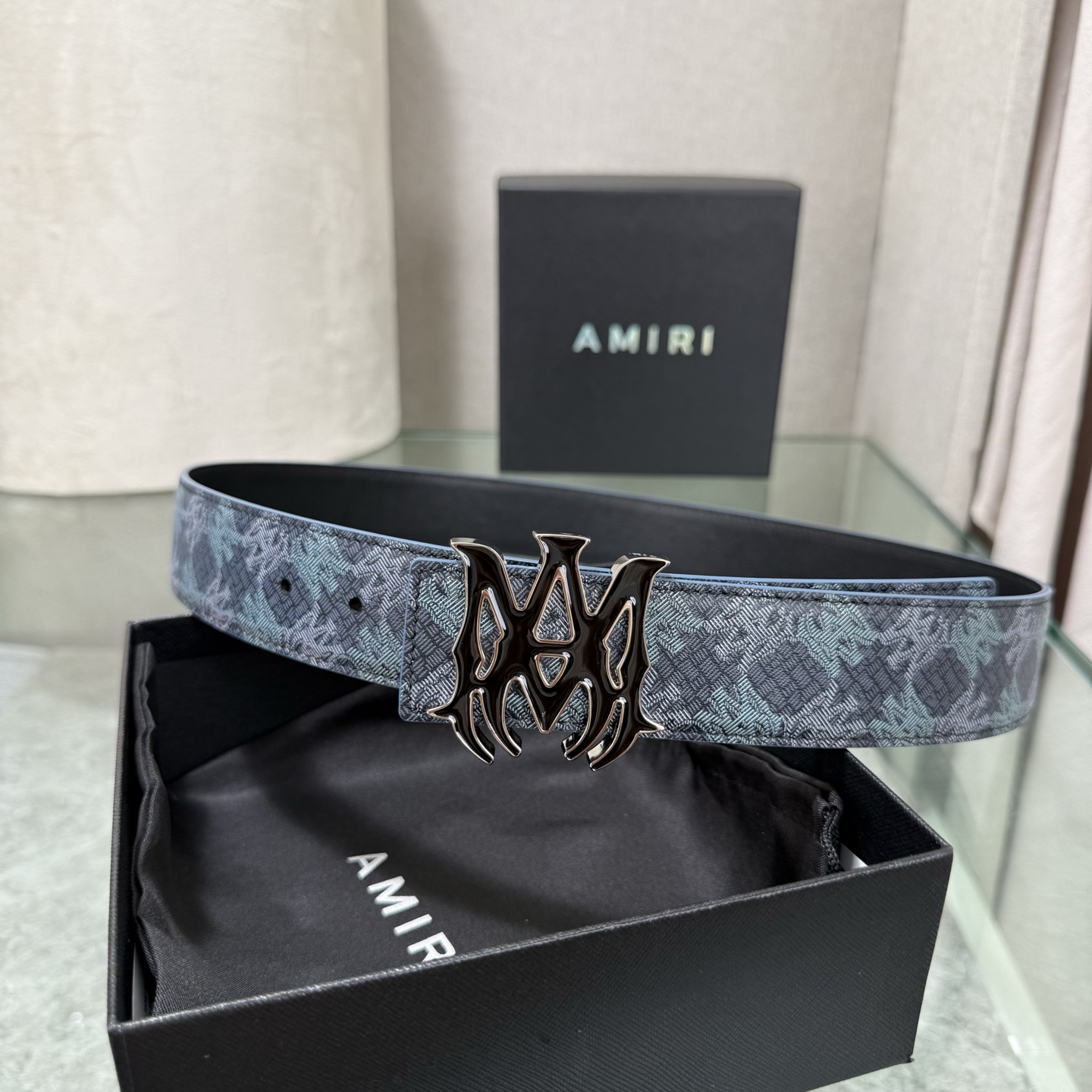 爱美丽AMIRI最新网红爆款双面牛皮皮带配原装盒专柜同步3.8宽新款上市了，原版牛皮，搭配钢扣，优雅，大方用的方便。谢谢