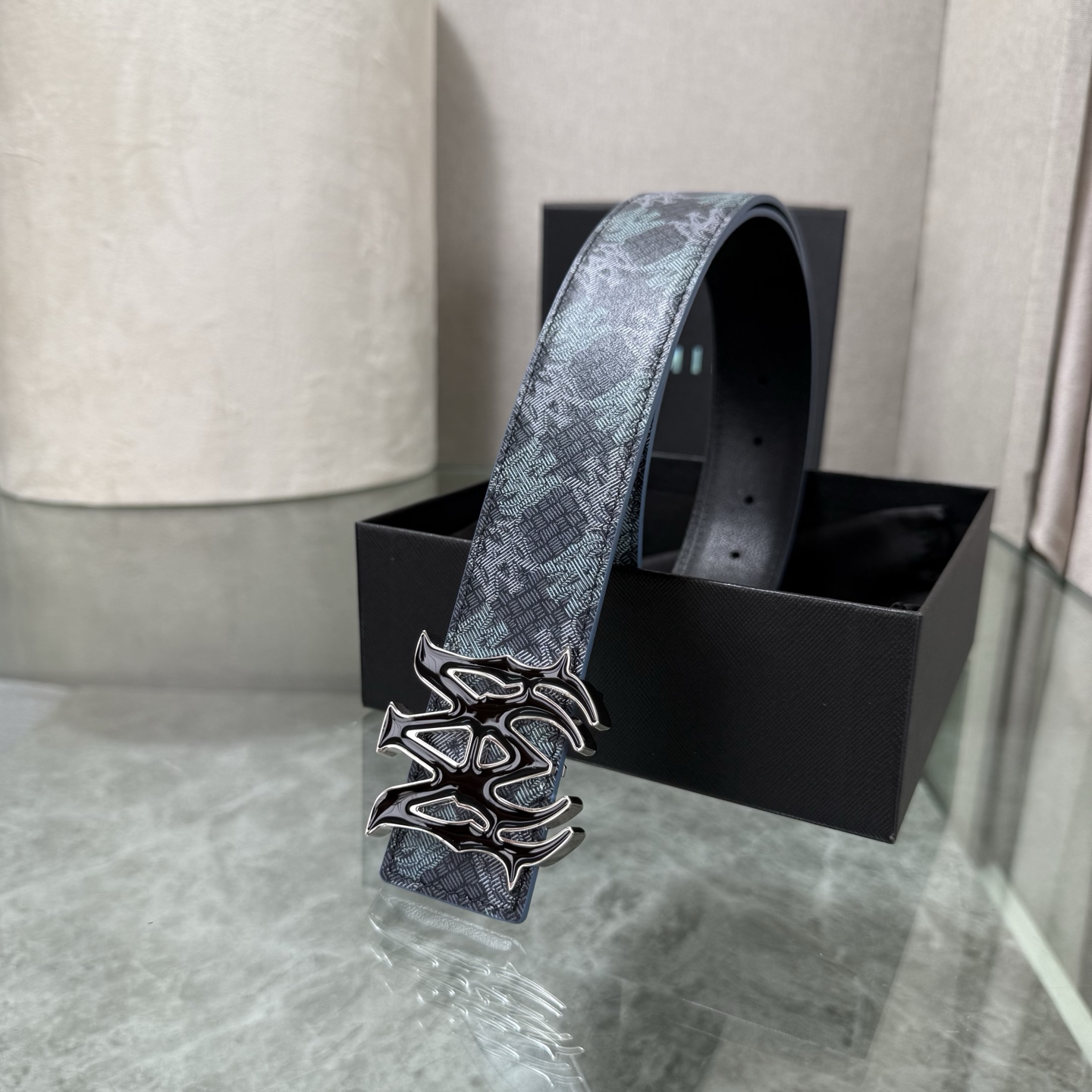 爱美丽AMIRI最新网红爆款双面牛皮皮带配原装盒专柜同步3.8宽新款上市了，原版牛皮，搭配钢扣，优雅，大方用的方便。谢谢