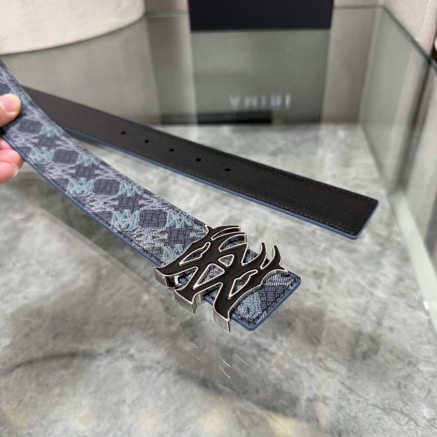 爱美丽AMIRI最新网红爆款双面牛皮皮带配原装盒专柜同步3.8宽新款上市了，原版牛皮，搭配钢扣，优雅，大方用的方便。谢谢