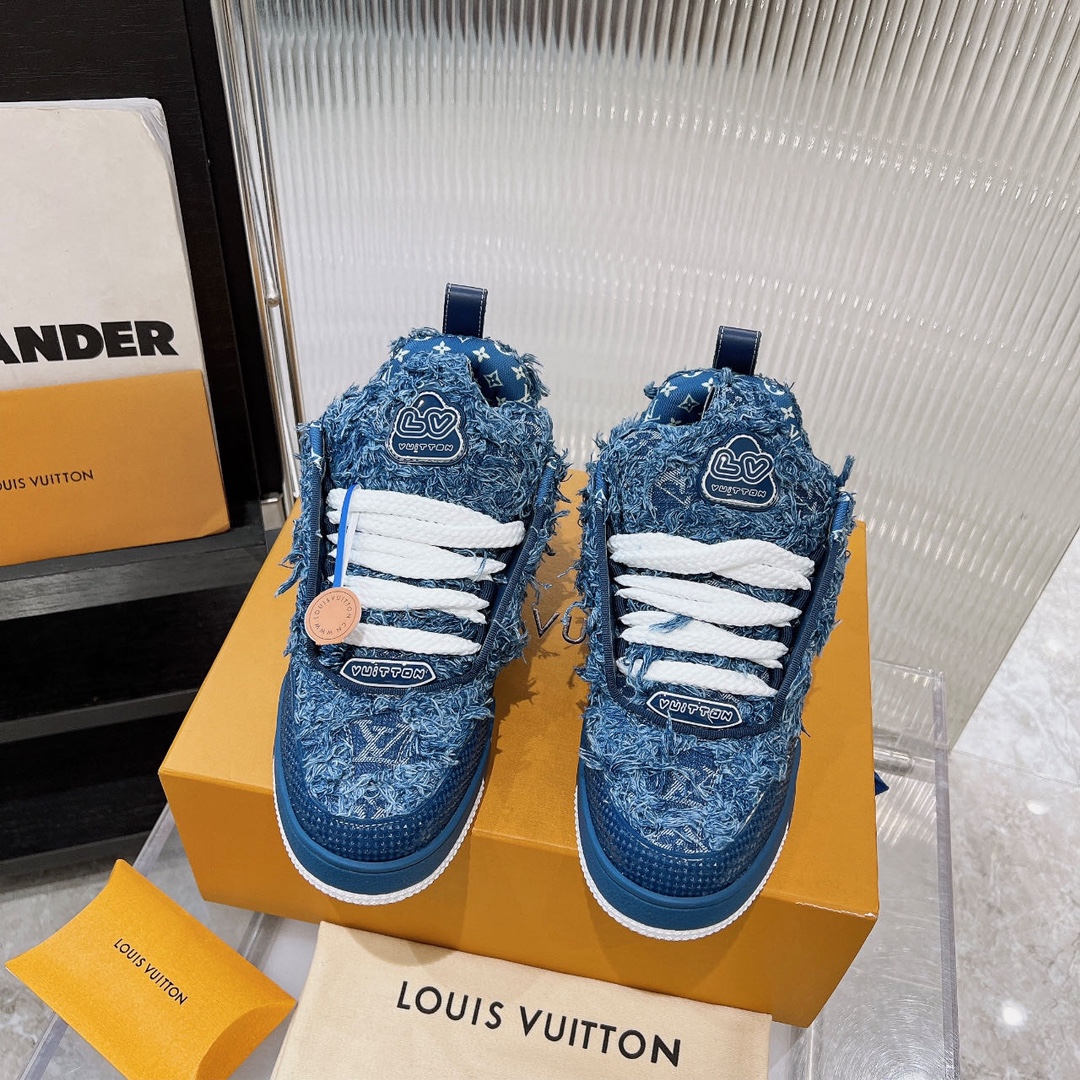 NO:235507,(Aircraft Box 5) Lv Bread Series 2025 Officially synchronized new colors Louis Vuitton catwalk skate shoes hits, LOUIS VUITTON Trainer is undoubtedly one of the most successful Sneakers launched by luxury brands, but the pace of exploration will not stop. LOUISVUITTON will also bring a new skate shoe series in spring 2025. The new series in the picture returns to the 1990s Chunky Skate Shoes, leather and mesh uppers, the large silhouette and thick shoelaces are very eye-catching, and it is expected to have quite a lot of color matching like Trainer. Combined with the previous DIOR show skate shoes, this Chunky style may be stronger next year. Lv Bread Shoes Series Couple Model  Size: Men's 39-45, casual shoes/sports shoes, dior, louis vuitton, louis vuitton, louis vuitton, louis vuitton, sneakers19860909（飞机盒 5） Lv面包系列2025  官方同步新颜色 路易威登走秀滑板鞋爆款, LOUIS VUITTON Trainer无疑是奢侈品牌推出的最成功的Sneaker之一,不过探索的脚步并不会停,LOUISVUITTON也将在2025年春季带来全新滑板鞋系列.图中新系列回到了90年代 Chunky Skate Shoes既视感,皮革与网面打造鞋面,肥大的廓形与粗鞋带都非常惹眼,预计也会像Trainer一样拥有相当多的配色.结合此前 DIOR秀场滑板鞋来看,明年或许这股Chunky风会更加强劲. Lv面包鞋系列 情侣款 Size:男39-45,休闲鞋/运动鞋,dior,louis vuitton,louis vuitton,louis vuitton,sneakers,Women's Shoes