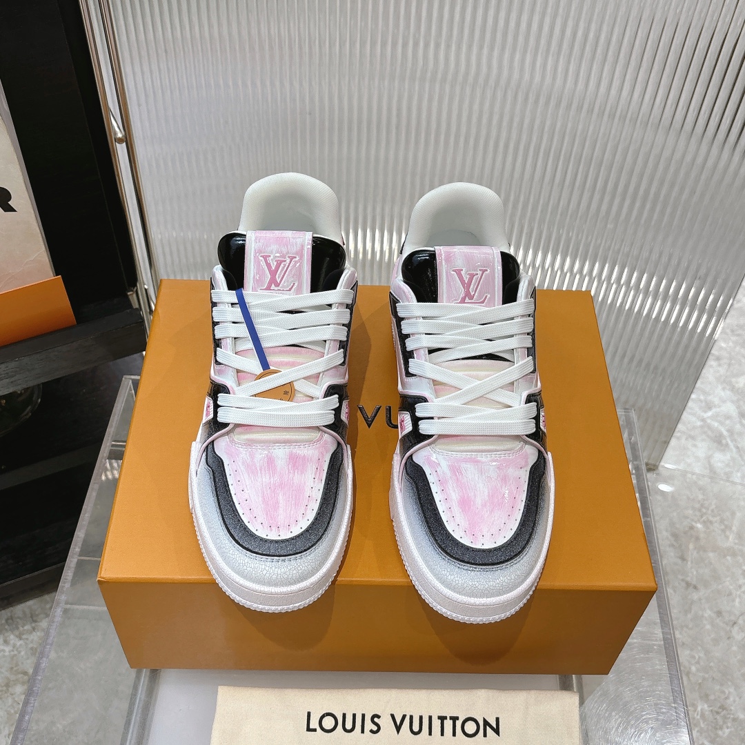 NO:235494,New Italian cracked shoe LV TARINE Louis Vuitton L Home Donkey Brand Couple Style Casual Sports Shoes Skateboard Shoes Original Purchase and Development Made Production This LV Trainer sneakers are made of cowhide leather to create complex uppers, which require hours of ingenious sewing to complete. The classic configuration is from Virgil Abloh, showing the inspiration of retro basketball shoes. The delivery counter is exquisitely packaged. Fabric: Original custom-made top layer cowhide Inner: Original custom breathable net Outsole: Original open-mode two-color TPU combination sole Thickness: 3CM, casual shoes/sports shoes, louis vuitton, louis vuitton, louis vuitton, louis vuitton, louis vuitton, louis vuitton, louis vuitton, louis vuitton, louis vuitton, louis vuitton, louis vuitton, louis vuitton, louis vuitton, louis vuitton, sneakers, cowhide19860909新款意大利爆裂纹板鞋 LV TARINE路易威登L家 驴牌 情侣款 休闲 运动鞋 滑板鞋 原版购入开发 做货 本款LV Trainer 运动鞋选用牛皮革塑造繁复鞋面,需要数小时的匠心缝制方可完成.经典构型出自 Virgil Abloh 之手,展现复古篮球鞋的灵感启发 配送专柜精美包装 面料: 原版定制头层牛皮 内里: 原版定制透气网里 大底: 原版开模双色TPU组合大底 底厚: 3CM,休闲鞋/运动鞋,louis vuitton,louis vuitton,louis vuitton,louis vuitton,sneakers,cowhide,Women's Shoes