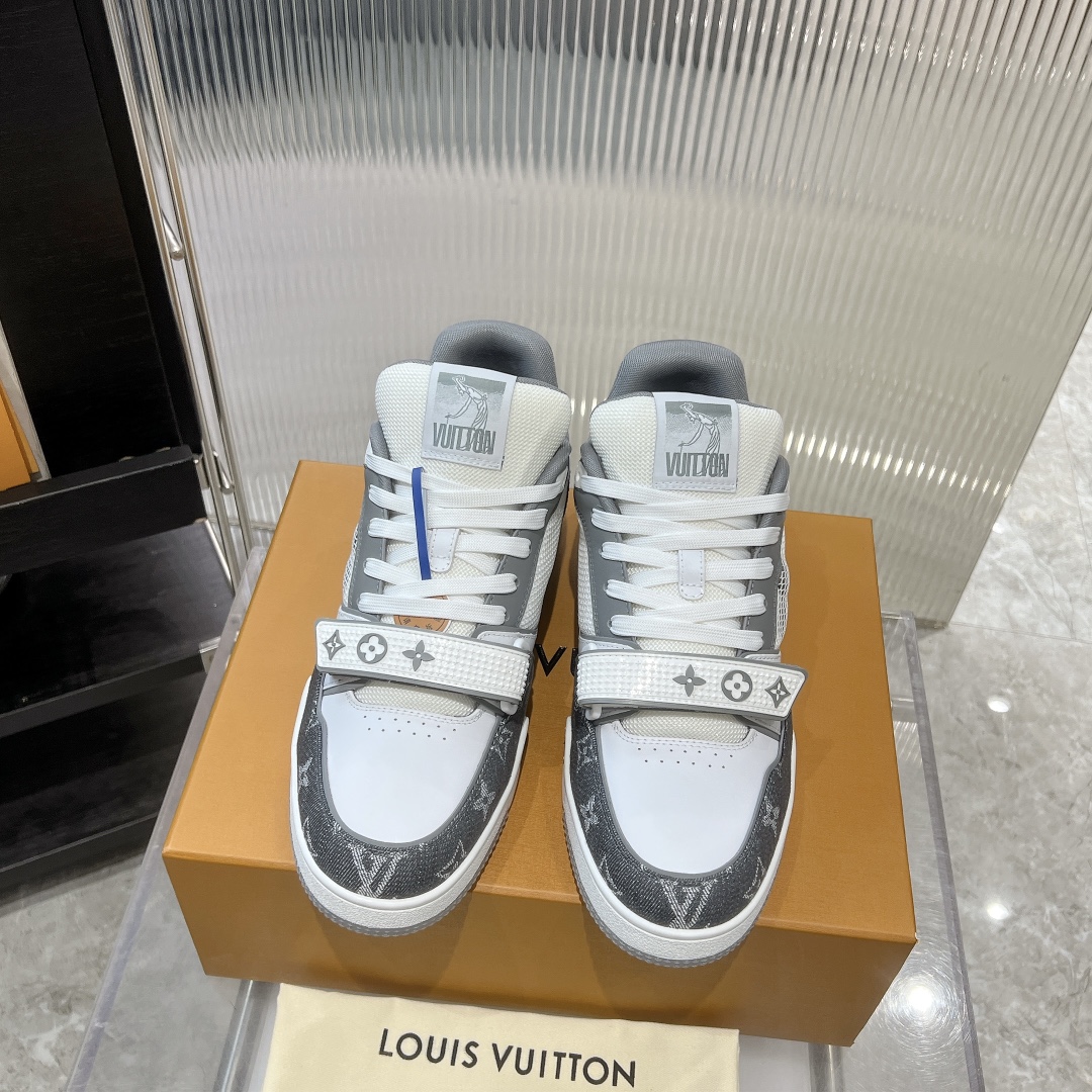 NO:235510,Online LVTRAINER sports shoes number 1A98UX VirgilAbloh draws inspiration from retro basketball shoes and presents LVTrainer sneakers for Louis Vuitton, creating a new classic in the shoe series. Monogram denim configuration and matching Monogram floral Velcro shoelaces, complex upper craftsmanship and modern design style Exclusive custom cowhide 1:1 with washing denim All edge cuts are processed and coated according to the original steps Exclusive private mold Vuitton logo, shoe lace row Customized silky mesh TPU combines the sole wear-resistant, non-slip, and yellow The original mold opens the sole also hides Monogram flowers. The process is full-computer needle car pulling wire. Toe, back cover, hot and cold processing and shaping. Full set of pull-up sleeves. Casual shoes/sports shoes, louis  vuitton, louis vuitton,sneakers,cowhide19860909上线 LVTRAINER 运动鞋款号1A98UX VirgilAbloh 向复古篮球鞋汲取灵感,为路易威登呈献LVTrainer 运动鞋,成就鞋履系列的新经典.Monogram 丹宁布构型搭配 Monogram花卉魔术贴鞋带,繁复鞋面工艺精湛设计风格现代 独家定制牛皮1:1搭配水洗牛仔布 所有切边口都按照原版的步骤加工涂边 独家私模Vuitton 标识,鞋带排 定制丝滑网里 TPU组合成底耐磨防滑防黄 原版开模大底也深藏着Monogram 花卉 流程全电脑针车拉线.鞋头,后套,冷热加工定型.全套拉帮套楦.,休闲鞋/运动鞋,louis vuitton,louis vuitton,sneakers,cowhide,Women's Shoes