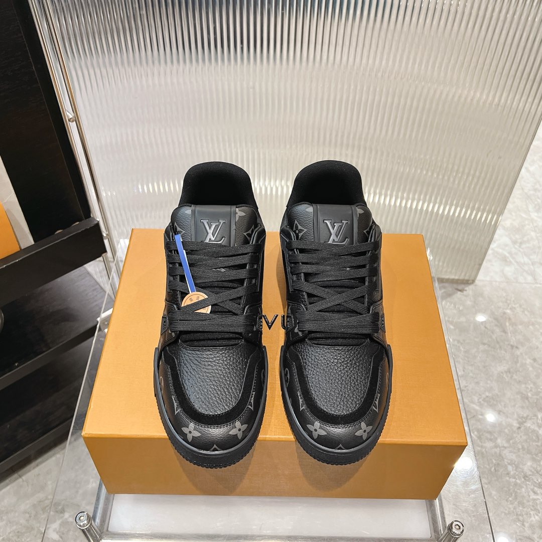 NO:235516,New LV TARINE Louis Vuitton L Home Donkey Brand Couple Style Casual Sports Shoes Skateboard Shoes Original Purchase and Development Made Production This LV Trainer Sports Shoes are made of cowhide leather to create complex uppers, which require hours of ingenious sewing to complete. The classic configuration is from Virgil Abloh, showing the inspiration of retro basketball shoes. The delivery counter is exquisitely packaged. Fabric: Original custom-made top layer cowhide Inner: Original custom breathable net Outsole: Original open-mode two-color TPU combination sole, casual shoes/sports shoes, louis vuitton, louis vuitton, louis vuitton, louis vuitton, louis vuitton, louis vuitton, louis vuitton, louis vuitton, louis vuitton, louis vuitton, louis vuitton, louis vuitton, louis vuitton, sneakers, cowhide19860909新款 LV TARINE路易威登L家 驴牌 情侣款 休闲 运动鞋 滑板鞋 原版购入开发 做货 本款LV Trainer 运动鞋选用牛皮革塑造繁复鞋面,需要数小时的匠心缝制方可完成.经典构型出自 Virgil Abloh 之手,展现复古篮球鞋的灵感启发 配送专柜精美包装 面料: 原版定制头层牛皮 内里: 原版定制透气网里 大底: 原版开模双色TPU组合大底,休闲鞋/运动鞋,louis vuitton,louis vuitton,louis vuitton,louis vuitton,sneakers,cowhide,Women's Shoes