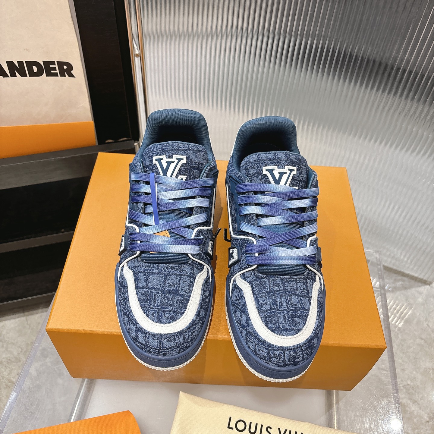 NO:235519,(Currently available for men's size) Lv board shoes series upgraded version #Used with correct washing process, jacquard denim fabric (difficult to the market's first version!!) Imported plain silk calf leather upper material #insole embedded in super soft foot PU latex material #heel resistant to bending and dripping plastic support sheet #all original consistent TPU gloss combination sole donkey basketball shoes, Virgil Abloh personally designed it!  The century-old luxury brand of Paris, France, Louis Vuitton Louis Vuitton Trainer Sneaker Low sports series low-top retro versatile casual sports culture basketball shoes Virgil Abloh draws inspiration from retro basketball shoes and presents LV Trainer sneakers for Louis Vuitton, creating a new classic of the shoe series. Monogram denim configuration and Monogram floral Velcro shoelaces, complex uppers take 7 hours to complete. Men's size 39-45, casual shoes/sports shoes, louis vuitton, louis vuitton, louis vuitton, louis vuitton, louis vuitton, louis vuitton, louis vuitton, louis vuitton, louis vuitton, sneakers, cowhide19860909（目前出男码） Lv板鞋系列 升级版 #采用正确水洗工艺处理,提花丹宁牛仔布料(区别市面先行版本!!)进口平纹丝绸小牛皮革鞋面材质#鞋垫嵌入超软脚感PU乳胶物料#后跟耐弯折滴塑支撑片#全原装一致TPU光泽组合鞋底驴的篮球鞋,Virgil Abloh亲自操刀设计！法国巴黎百年奢侈品牌LV路易威登Louis Vuitton Trainer Sneaker Low 运动系列低帮复古百搭休闲运动文化篮球板鞋 Virgil Abloh 向复古篮球鞋汲取灵感,为路易威登呈献 LV Trainer 运动鞋,成就鞋履系列的新经典.Monogram 丹宁布构型搭配 Monogram 花卉魔术贴鞋带,繁复鞋面需要品牌工匠耗时 7 小时方可完成. 码数男39-45,休闲鞋/运动鞋,louis vuitton,louis vuitton,louis vuitton,louis vuitton,sneakers,cowhide,Women's Shoes