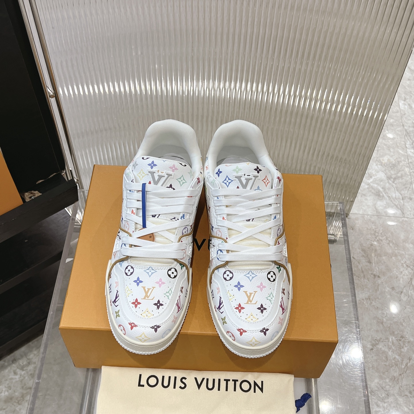 NO:235522,LV xTM IV TRAINER Louis Vuitton x Murakami Takashi jointly-branded sneakers Lv shoe series This LV Trainer sneakers use grained cowhide leather to interpret the distinctive aesthetics of Louis Vuitton x Murakami Takashi reprint series, showing the colorful and ingenious ideas with full Monogram pattern. Retro sports style upper embellishes handwritten Louis Vuitton logo, rear 54 numbers trace the 1854 when the brand was born. Upper grained cowhide, outsole rubber outsole embellishes Monogram flowers Size 35-45, casual shoes/sports shoes, louis vuitton, louis vuitton, sneakers, cowhide19860909LV xTM IV TRAINER 路易威登x 村上隆联名运动鞋 Lv板鞋系列 本款 LV Trainer 运动鞋选用粒面牛皮革演绎路易威登 x 村上隆再版系列的鲜明美学,以全幅 Monogram 图案彰显缤纷巧思.复古运动风格鞋面点缀手写体路易威登标识,后部 54 数字追溯品牌诞生的 1854 年. 鞋面粒面牛皮革 大底橡胶外底点缀 Monogram 花卉 码数35-45,休闲鞋/运动鞋,louis vuitton,louis vuitton,sneakers,cowhide,Women's Shoes