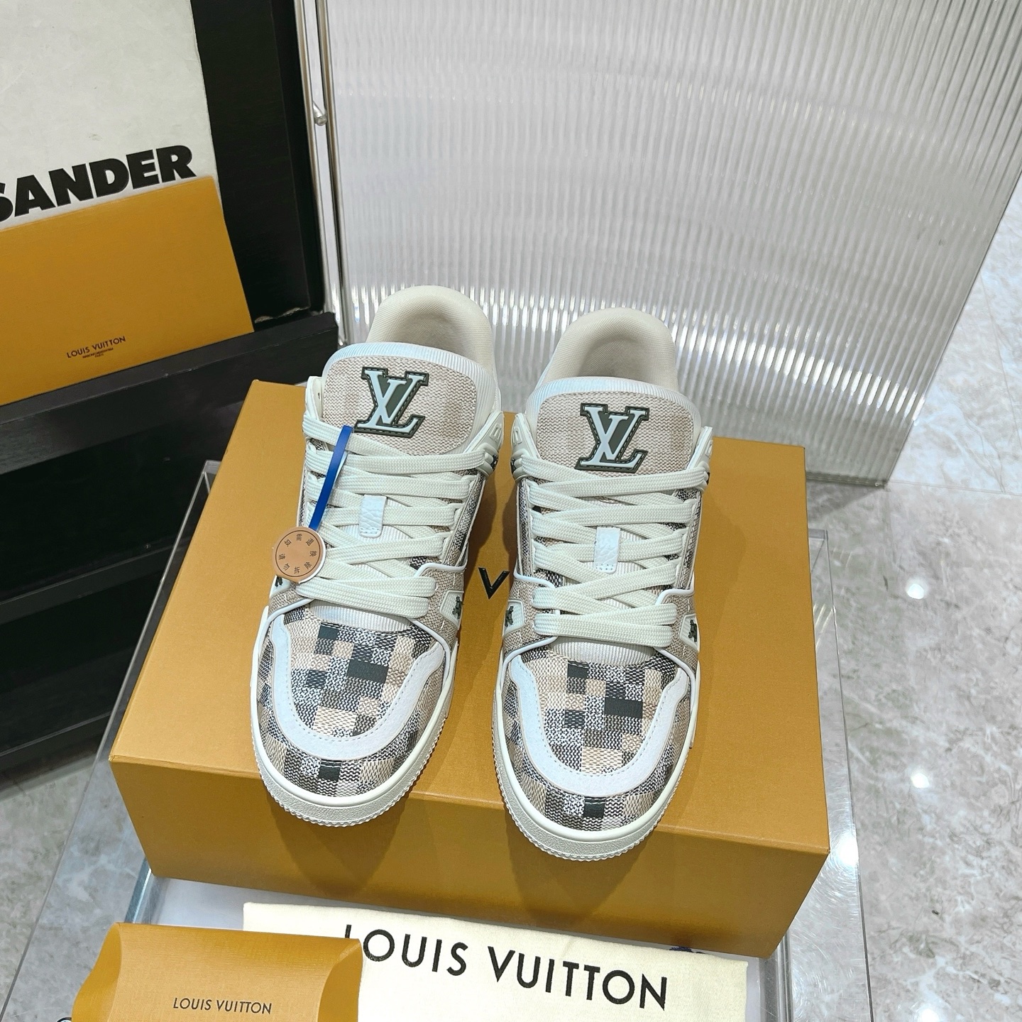 NO:235497,LV TARINE Louis Vuitton L Home Donkey Brand Couple Style Casual Sports Shoes Skateboard Shoes Original Purchase and Development Made Production This LV Trainer Sports Shoes are made of cowhide leather to create complex uppers, which require hours of ingenious sewing to complete. The classic configuration is from Virgil Abloh, showing the inspiration of retro basketball shoes. The delivery counter is exquisitely packaged. Fabric: Original custom-made top layer cowhide Inner: Original custom breathable net Outsole: Original open-mode two-color TPU combination sole Thickness: 3CM Size: 35-44 (female size 40, male size 45 custom-made without return or exchange), casual shoes/sports shoes, louis vuitton, louis vuitton, louis vuitton, louis vuitton, louis vuitton, louis vuitton, louis  vuitton,sneakers,cowhide19860909LV TARINE路易威登L家 驴牌 情侣款 休闲 运动鞋 滑板鞋 原版购入开发 做货 本款LV Trainer 运动鞋选用牛皮革塑造繁复鞋面,需要数小时的匠心缝制方可完成.经典构型出自 Virgil Abloh 之手,展现复古篮球鞋的灵感启发 配送专柜精美包装 面料: 原版定制头层牛皮 内里: 原版定制透气网里 大底: 原版开模双色TPU组合大底 底厚: 3CM Size: 35-44（女码40,男码45定做不退换）,休闲鞋/运动鞋,louis vuitton,louis vuitton,louis vuitton,louis vuitton,sneakers,cowhide,Women's Shoes