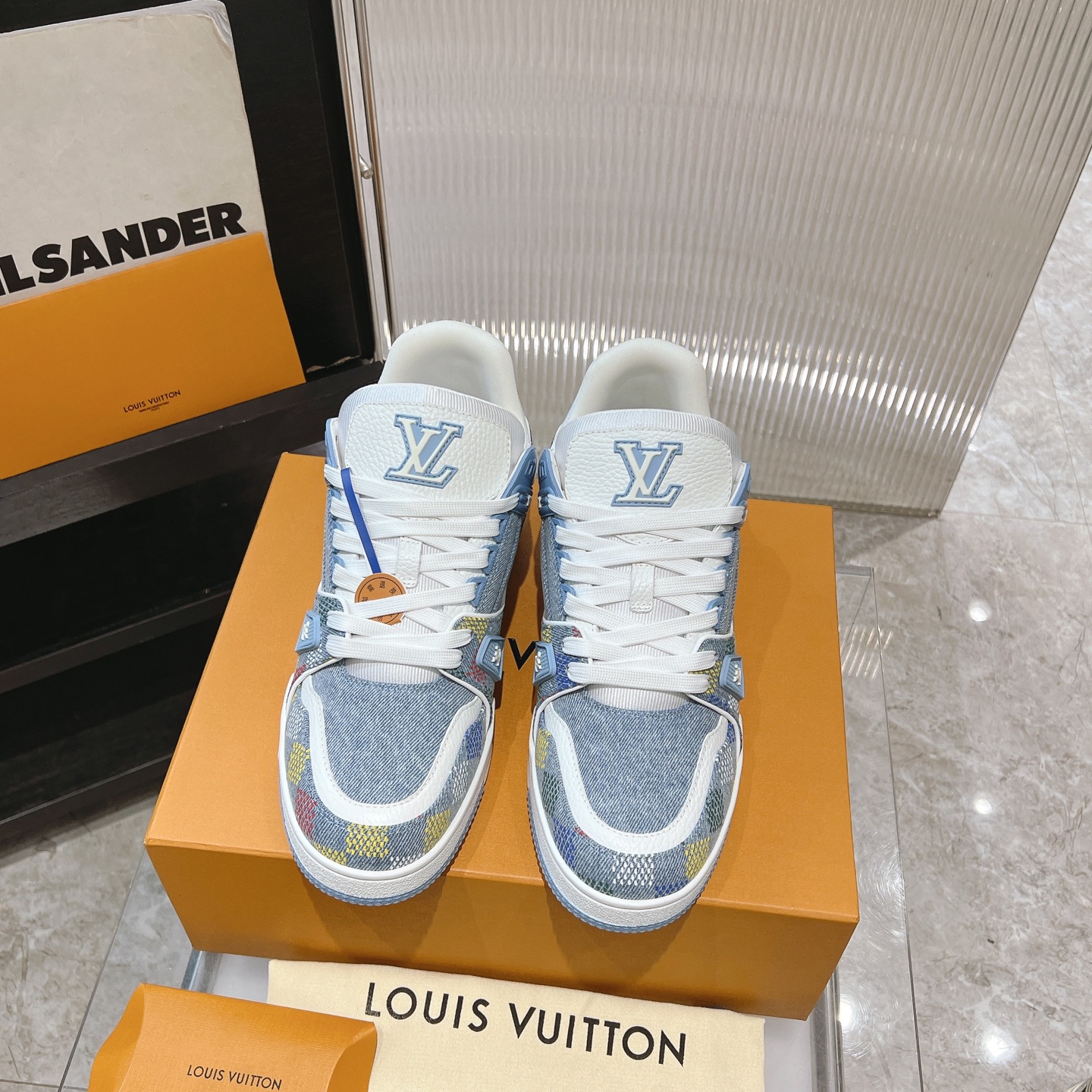 NO:235500,LV TARINE Louis Vuitton L Home Donkey Brand Couple Style Casual Sports Shoes Skateboard Shoes Original Purchase and Development Made Production This LV Trainer Sports Shoes are made of cowhide leather to create complex uppers, which require hours of ingenious sewing to complete. The classic configuration is from Virgil Abloh, showing the inspiration of retro basketball shoes. The delivery counter is exquisitely packaged. Fabric: Original custom-made top layer cowhide Inner: Original custom breathable net Outsole: Original open-model two-color TU combination sole Thickness: 3CM Size: 35-44 (female size 40, male size 45 custom-made without return or exchange), casual shoes/sports shoes, louis vuitton, louis vuitton, louis vuitton, louis vuitton, louis vuitton, louis vuitton, louis  vuitton,sneakers,cowhide19860909LV TARINE路易威登L家 驴牌 情侣款 休闲 运动鞋 滑板鞋 原版购入开发 做货 本款LV Trainer 运动鞋选用牛皮革塑造繁复鞋面,需要数小时的匠心缝制方可完成.经典构型出自 Virgil Abloh 之手,展现复古篮球鞋的灵感启发 配送专柜精美包装 面料: 原版定制头层牛皮 内里: 原版定制透气网里 大底: 原版开模双色TU组合大底 底厚: 3CM Size: 35-44（女码40,男码45定做不退换）,休闲鞋/运动鞋,louis vuitton,louis vuitton,louis vuitton,louis vuitton,sneakers,cowhide,Women's Shoes