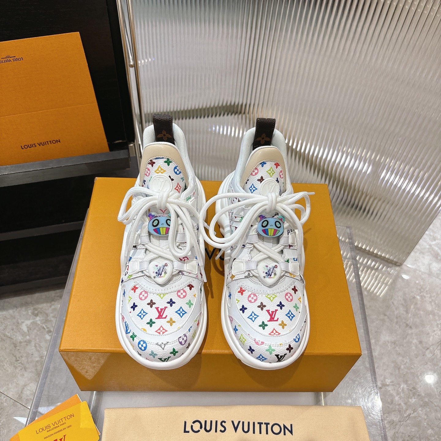 NO:239230,Louis Vuiton 25 years Murakami Takashi Latest LV Archlight series arch bridge-sole dad shoes casual thick-soled lace-up sneakers top version original purchase developed and made this LV dad shoes use eye-catching wavy soles and large tongues, equipped with a sporty super elastic running shoe style rubber outsole, full of attention, and a soft and elastic upper made of a variety of high-tech fabrics, making the foot comfortable and soft!  Original custom-made top layer cowhide   technology fabric, inner lining original imported breathable net   cowhide footbed, original sole mold opening correct U-shaped arch bridge sole, sole thickness about 5cm Size#35-41 (40.41 custom made without return), casual shoes/sports shoes, louis vuitton, louis vuitton, louis vuitton, louis vuitton, sneakers, cowhide19860909Louis Vuiton·路易威登 25年 村上隆 最新款 LV Archlight系列拱桥底老爹鞋休闲厚底系带运动鞋 顶级版本原版购入开发做货 此款LV老爹鞋采用抢眼的波浪形鞋底和大型鞋舌,搭载运动气息十足的超弹性跑鞋风格橡胶外底,注目度十足,再配合上由多种高科技布料打造柔软弹力鞋面,上脚舒适柔软！ 面料原版定制头层牛皮 科技面料 内里原版进口透气网里 牛皮垫脚 鞋底原版开模正确U型拱桥大底 底厚约5cm Size#35-41(40.41定做不退换）,休闲鞋/运动鞋,louis vuitton,louis vuitton,louis vuitton,sneakers,cowhide,Women's Shoes