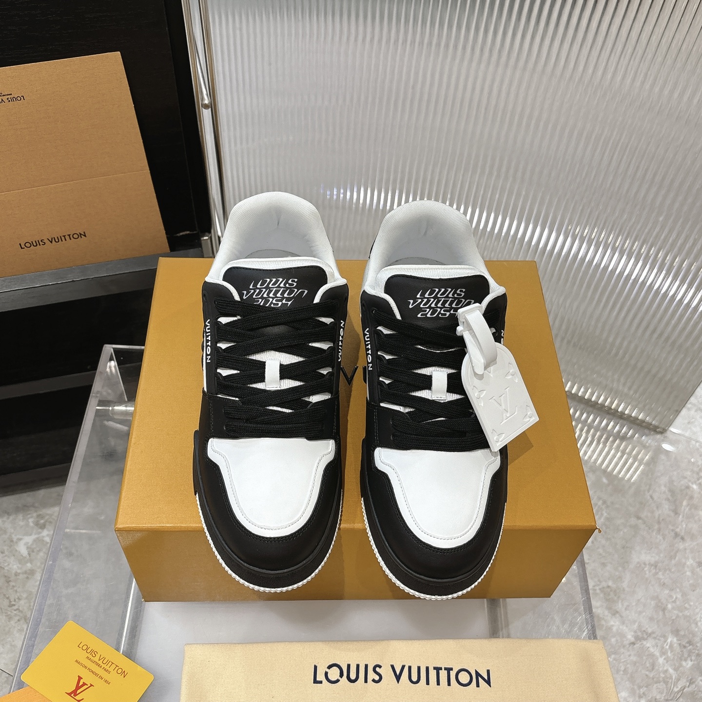 NO:239232,Top version 380 LV TARINE Louis Vuitton Donkey Brand L Home Couple Style Casual Sports Shoes Skateboard Shoes Original Purchase and Development Made Products This LV Trainer Sports Shoes are made of grained cowhide leather, and colorful tones illuminate the plain base. The original configuration is from Virgil Abloh, showing the inspiration of retro basketball shoes. Louis Vuitton handwritten logos and logos and other rich details to establish recognition. The latter represents the year of Louis Vuitton's founding in 1854. The exquisite packaging of the delivery counter Fabric: Original custom imported top layer cowhide Inner: Original custom breathable net Outsole: Original open mold-proof TPU combination sole Thickness: 3CM Size: Men's 38-46, casual shoes/sports shoes, louis  vuitton, louis vuitton, louis vuitton, louis vuitton, sneakers, cowhide19860909顶级版本380 LV TARINE路易威登 驴牌 L家 情侣款 休闲 运动鞋 滑板鞋 原版购入开发 做货 本款 LV Trainer 运动鞋取材粒面牛皮革,缤纷色调点亮素色基底.原版构型出自 Virgil Abloh 之手,展现复古篮球鞋的灵感启发.路易威登手写体标识与 标识等丰富细节树立辨识度.后者代表路易威登创立年份 1854 年 配送专柜精美包装 面料: 原版定制进口头层牛皮 内里: 原版定制透气网里 大底: 原版开模防滑TPU组合大底 底厚: 3CM Size: 男款38-46,休闲鞋/运动鞋,louis vuitton,louis vuitton,louis vuitton,louis vuitton,sneakers,cowhide,Women's Shoes