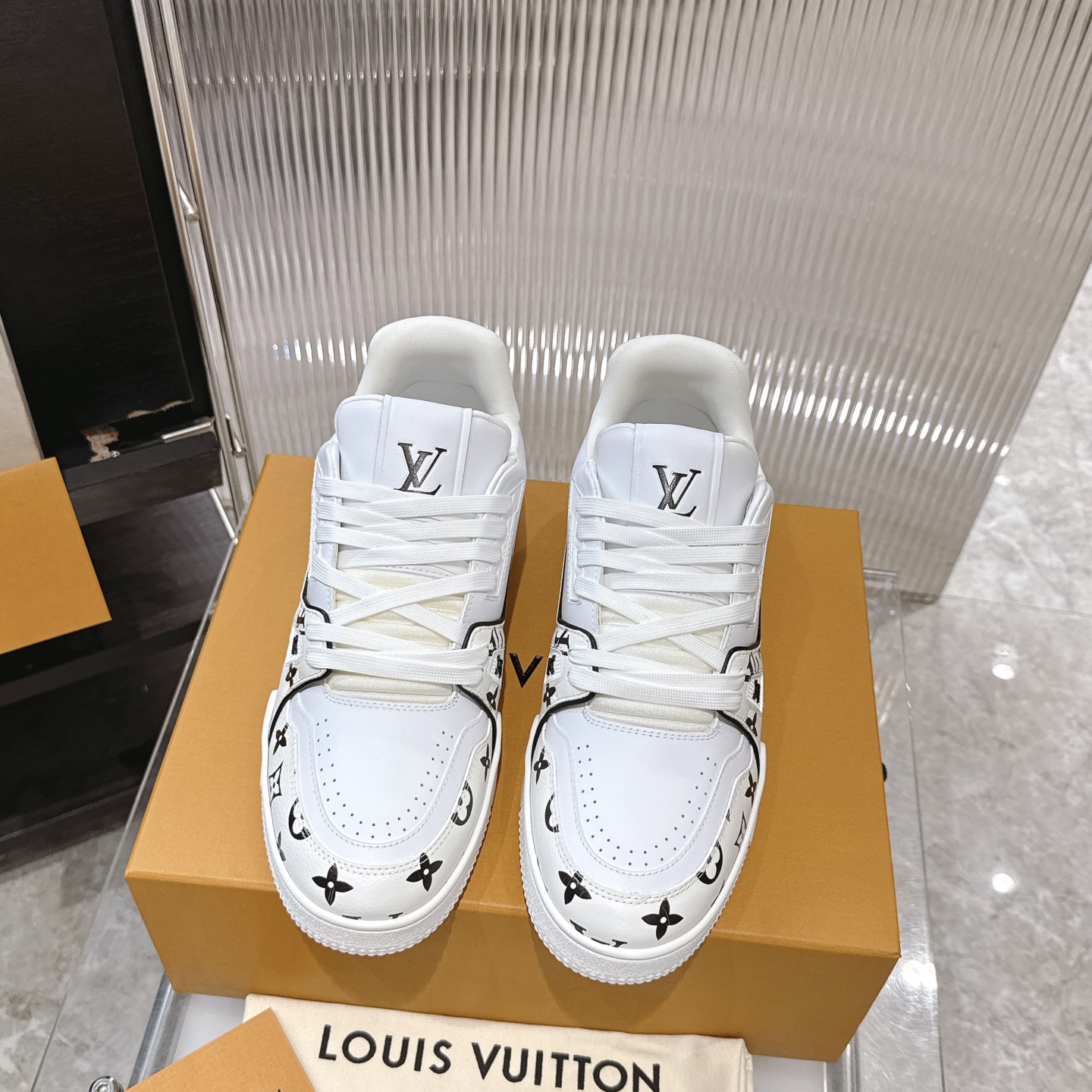 NO:225771,Top version LV TARINE Louis Vuitton Donkey Brand L Home Couple Style Casual Sports Shoes Skateboard Shoes Original Purchase and Development Made This model LV Trainer Sports Shoes are made of grained cowhide leather, colorful tones to illuminate the plain base. The original configuration is from Virgil Abloh, showing the inspiration of retro basketball shoes. Louis Vuitton handwritten logos and logos have rich details to establish recognition. The latter represents the year Louis Vuitton was founded in 1854. The delivery counter is exquisitely packaged. Fabric: Original custom imported top layer cowhide inner lining: Original custom breathable net outsole: Original open mold-proof TPU combination sole Thickness: 3CM, casual shoes/sports shoes, louis vuitton, louis vuitton, louis  vuitton, louis vuitton,sneakers,cowhide19860909顶级版本 LV TARINE路易威登 驴牌 L家 情侣款 休闲 运动鞋 滑板鞋 原版购入开发 做货 本款 LV Trainer 运动鞋取材粒面牛皮革,缤纷色调点亮素色基底.原版构型出自 Virgil Abloh 之手,展现复古篮球鞋的灵感启发.路易威登手写体标识与 标识等丰富细节树立辨识度.后者代表路易威登创立年份 1854 年 配送专柜精美包装 面料: 原版定制进口头层牛皮 内里: 原版定制透气网里 大底: 原版开模防滑TPU组合大底 底厚: 3CM,休闲鞋/运动鞋,louis vuitton,louis vuitton,louis vuitton,louis vuitton,sneakers,cowhide,Women's Shoes