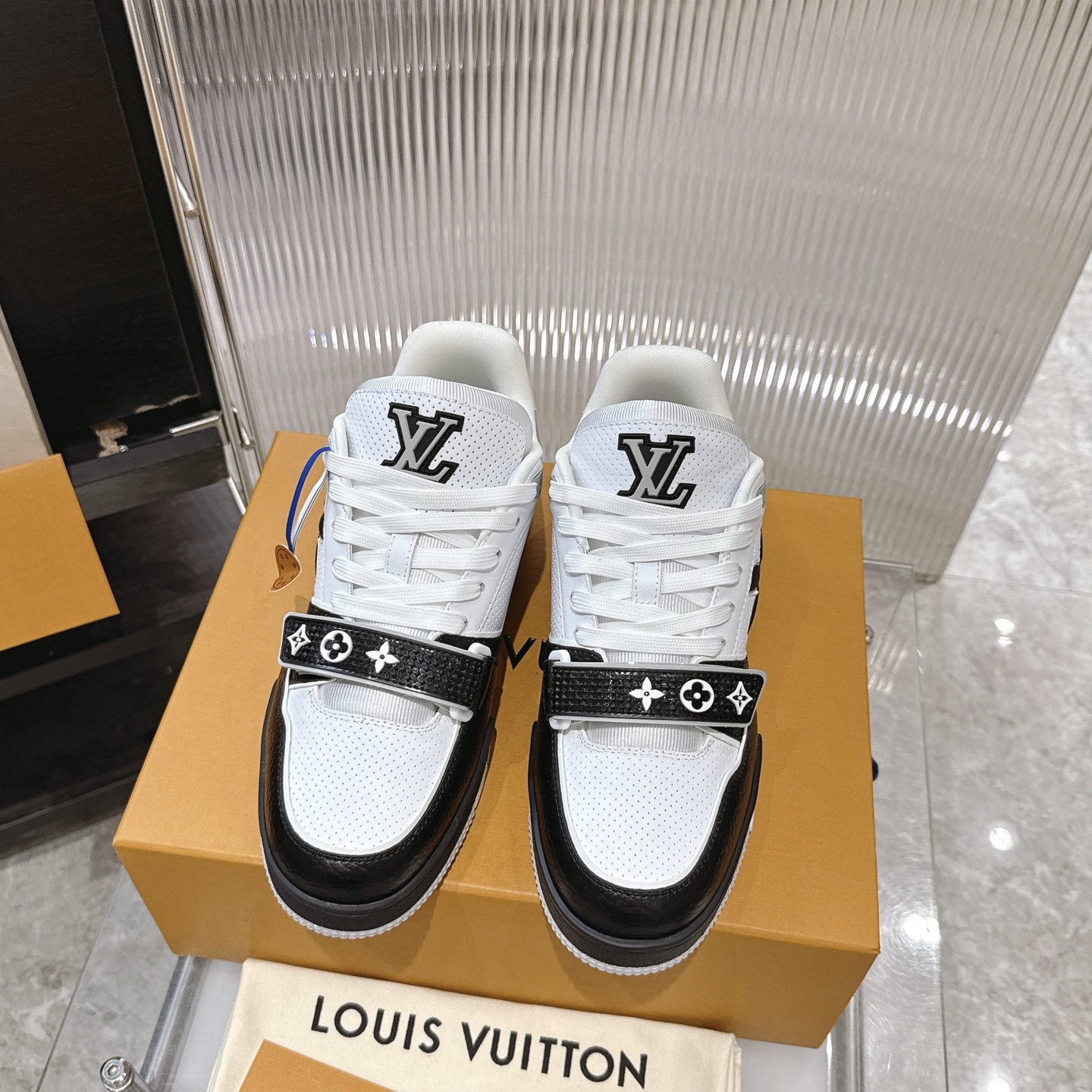 NO:225813,Top version LV TARINE Louis Vuitton Donkey Brand L Home Couple Style Casual Sports Shoes Skateboard Shoes Velcro Flowers Original Purchase and Development Made This model LV Trainer Sports Shoes are made of grained cowhide leather, colorful tones to illuminate the plain base. The original configuration is from Virgil Abloh, showing the inspiration of retro basketball shoes. Louis Vuitton handwritten logos and logos to establish recognition. The latter represents the year of Louis Vuitton founding in 1854. The exquisite packaging of the delivery counter Fabric: Original custom imported top layer cowhide Inner: Original custom breathable net Outsole: Original open mold-proof TPU combination sole Thickness: 3CM, casual shoes/sports shoes, louis vuitton, louis  vuitton, louis vuitton, louis vuitton, sneakers, cowhide19860909顶级版本 LV TARINE路易威登 驴牌 L家 情侣款 休闲 运动鞋 滑板鞋 魔术贴 花卉 原版购入开发 做货 本款 LV Trainer 运动鞋取材粒面牛皮革,缤纷色调点亮素色基底.原版构型出自 Virgil Abloh 之手,展现复古篮球鞋的灵感启发.路易威登手写体标识与 标识等丰富细节树立辨识度.后者代表路易威登创立年份 1854 年 配送专柜精美包装 面料: 原版定制进口头层牛皮 内里: 原版定制透气网里 大底: 原版开模防滑TPU组合大底 底厚: 3CM,休闲鞋/运动鞋,louis vuitton,louis vuitton,louis vuitton,louis vuitton,sneakers,cowhide,Women's Shoes