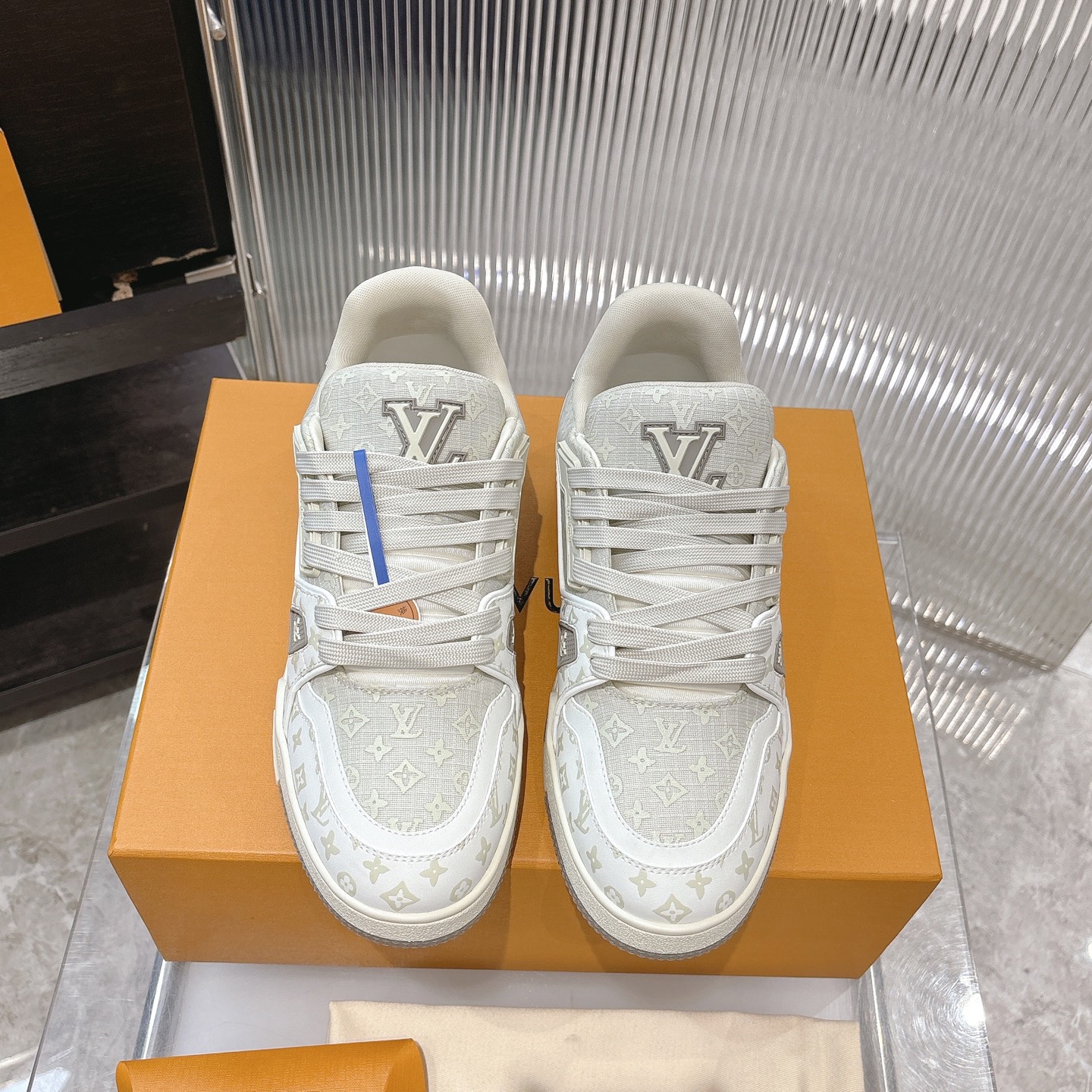 NO:409275,Top version LV TARINE Louis Vuitton Donkey Brand L Home Couple Style Casual Sports Shoes Skateboard Shoes Velcro Flowers Original Purchase and Development Made This model LV Trainer Sports Shoes are made of grained cowhide leather, colorful tones to illuminate the plain base. The original configuration is from Virgil Abloh, showing the inspiration of retro basketball shoes. Louis Vuitton handwritten logos and logos to establish recognition. The latter represents the year of Louis Vuitton founding in 1854. The exquisite packaging of the delivery counter Fabric: Original custom imported top layer cowhide Inner: Original custom breathable net Outsole: Original open mold-proof TPU combination sole Thickness: 3CM, casual shoes/sports shoes, louis vuitton, louis  vuitton, louis vuitton, louis vuitton, sneakers, cowhide19860909顶级版本 LV TARINE路易威登 驴牌 L家 情侣款 休闲 运动鞋 滑板鞋 魔术贴 花卉 原版购入开发 做货 本款 LV Trainer 运动鞋取材粒面牛皮革,缤纷色调点亮素色基底.原版构型出自 Virgil Abloh 之手,展现复古篮球鞋的灵感启发.路易威登手写体标识与 标识等丰富细节树立辨识度.后者代表路易威登创立年份 1854 年 配送专柜精美包装 面料: 原版定制进口头层牛皮 内里: 原版定制透气网里 大底: 原版开模防滑TPU组合大底 底厚: 3CM,休闲鞋/运动鞋,louis vuitton,louis vuitton,louis vuitton,louis vuitton,sneakers,cowhide,Women's Shoes