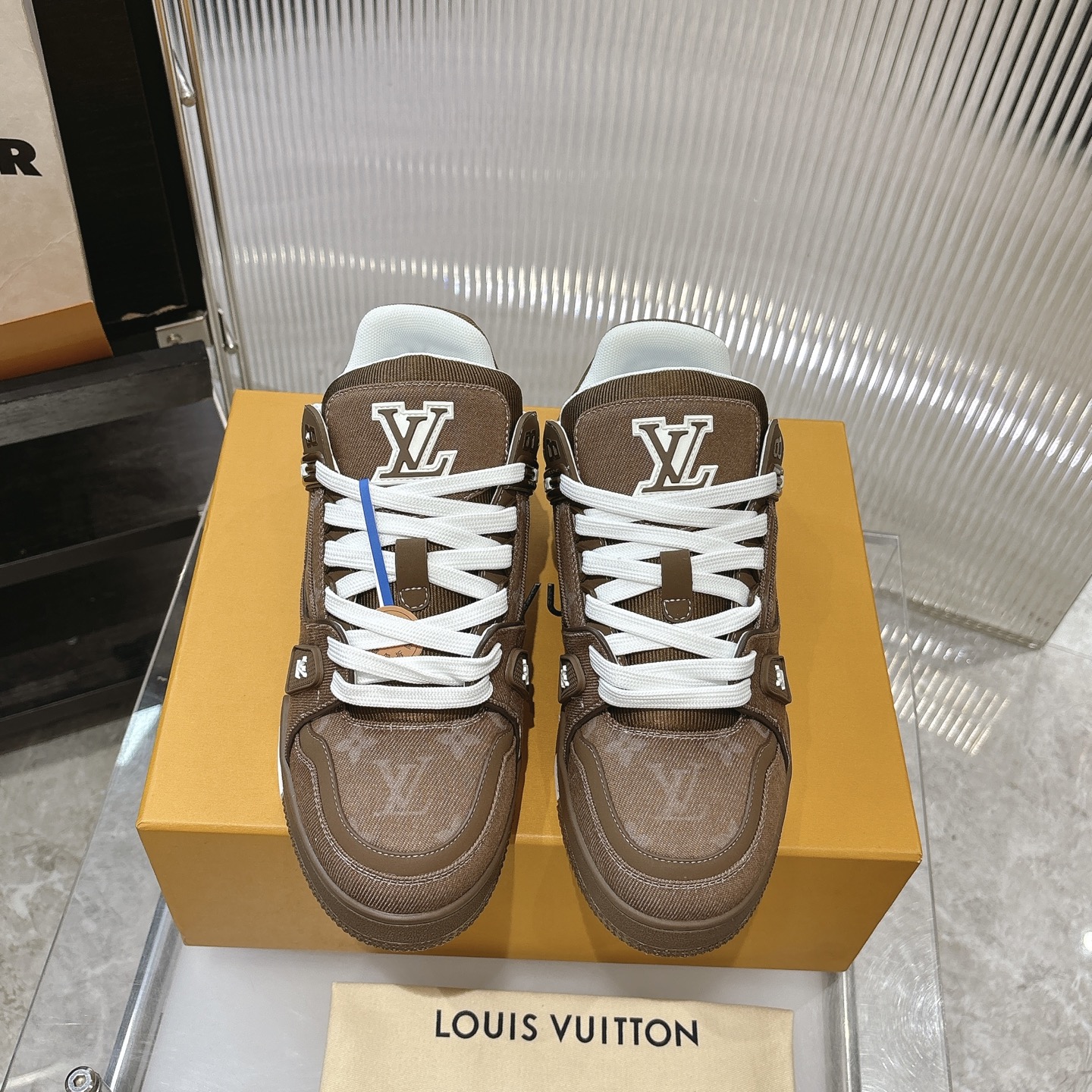 NO:409277,Top version New denim LV TARINE Louis Vuitton Donkey Brand L Home Couple model Casual sports shoes Skateboard shoes Velcro Flowers Original purchase and development Made this model LV Trainer sports shoes are made of grained cowhide leather, colorful tones to illuminate the plain base. The original configuration is from Virgil Abloh, showing the inspiration of retro basketball shoes. Louis Vuitton handwritten logos and logos and other rich details to establish recognition. The latter represents the year Louis Vuitton was founded in 1854. The exquisite packaging of the delivery counter Fabric: Original custom imported top layer cowhide Inner: Original custom breathable net Outsole: Original open mold-proof TPU combination sole Thickness: 3CM, casual shoes/sports shoes, louis  vuitton, louis vuitton, louis vuitton, louis vuitton, sneakers, cowhide19860909顶级版本 全新牛仔 LV TARINE路易威登 驴牌 L家 情侣款 休闲 运动鞋 滑板鞋 魔术贴 花卉 原版购入开发 做货 本款 LV Trainer 运动鞋取材粒面牛皮革,缤纷色调点亮素色基底.原版构型出自 Virgil Abloh 之手,展现复古篮球鞋的灵感启发.路易威登手写体标识与 标识等丰富细节树立辨识度.后者代表路易威登创立年份 1854 年 配送专柜精美包装 面料: 原版定制进口头层牛皮 内里: 原版定制透气网里 大底: 原版开模防滑TPU组合大底 底厚: 3CM,休闲鞋/运动鞋,louis vuitton,louis vuitton,louis vuitton,louis vuitton,sneakers,cowhide,Women's Shoes