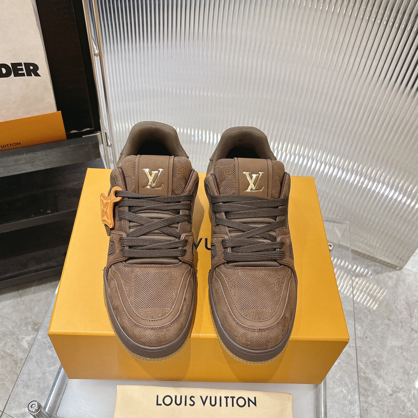 NO:409279,Top version New layout LV TARINE Louis Vuitton Donkey Brand L Home Couple model Casual sports shoes Skateboard shoes Velcro Flowers Original purchase and development Made this model LV Trainer sports shoes are made of grained cowhide leather, colorful tones to illuminate the plain base. The original configuration is from Virgil Abloh, showing the inspiration of retro basketball shoes. Louis Vuitton handwritten logos and logos establish recognition. The latter represents the year of Louis Vuitton founding in 1854. The exquisite packaging of the delivery counter Fabric: Original custom imported top layer cowhide Inner: Original custom breathable net Outsole: Original open mold-proof TPU combination sole Thickness: 3CM, casual shoes/sports shoes, louis  vuitton, louis vuitton, louis vuitton, louis vuitton, sneakers, cowhide19860909顶级版本 全新版面 LV TARINE路易威登 驴牌 L家 情侣款 休闲 运动鞋 滑板鞋 魔术贴 花卉 原版购入开发 做货 本款 LV Trainer 运动鞋取材粒面牛皮革,缤纷色调点亮素色基底.原版构型出自 Virgil Abloh 之手,展现复古篮球鞋的灵感启发.路易威登手写体标识与 标识等丰富细节树立辨识度.后者代表路易威登创立年份 1854 年 配送专柜精美包装 面料: 原版定制进口头层牛皮 内里: 原版定制透气网里 大底: 原版开模防滑TPU组合大底 底厚: 3CM,休闲鞋/运动鞋,louis vuitton,louis vuitton,louis vuitton,louis vuitton,sneakers,cowhide,Women's Shoes