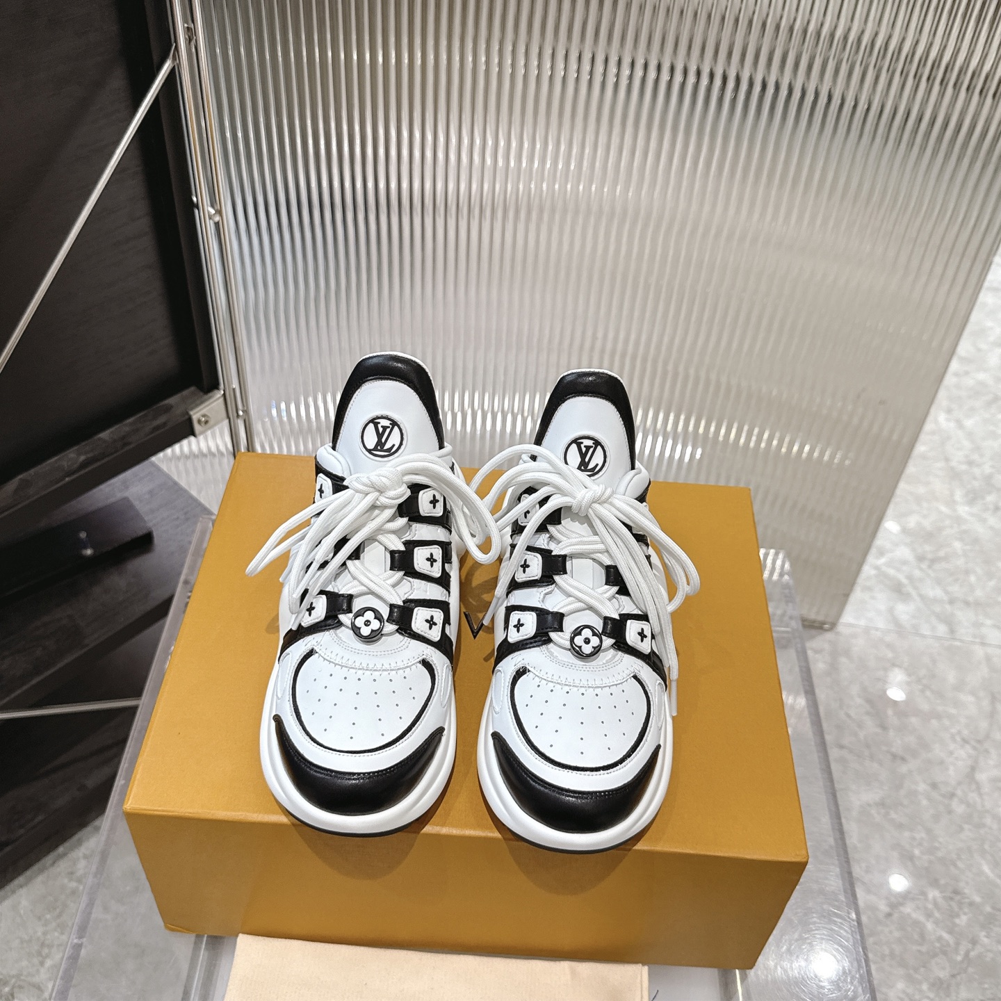 NO:240053,Top version of women's LV Louis Vuitton Donkey Brand L Home Archlight Series Classic Dad Shoes Semi-Travel Arch Bridge Sneakers Space Shoes Original Purchase and Development Made Production This model LV Archlight exposed-heeled sneakers are made of smooth cowhide leather, craftsmanship perforated Monogram floral pattern, and the same elements are embellished with shoelace rings. The wide wavy outsole presents the LV Circle logo, slowly revealing the summer atmosphere. The delivery counter is exquisitely packaged. Fabric: original imported cowhide, original custom soft sheepskin lining. Sole original open mold genuine U-shaped arch bridge outsole. Sole thickness 5CM Size: women's 35-40, casual shoes/sports shoes semi-trail, christian louboutin, louis vuitton, louis  vuitton,louis vuitton,louis vuitton,sneakers,cowhide,sheepskin19860909顶级版本女款 LV路易威登 驴牌L家Archlight系列 经典 老爹鞋 半拖 拱桥 运动鞋 太空鞋 原版购入开发 做货 本款 LV Archlight 露跟运动鞋取材光滑牛皮革,以工致穿孔描摹 Monogram 花卉图案,并以相同元素点缀鞋带圈环.宽大波浪形外底呈现 LV Circle 标识,缓缓流露夏日气息 配送专柜精美包装 面料:原版进口头层牛皮 内里原版定制柔软羊皮里 鞋底原版开模正版U型拱桥大底 底厚5CM Size:女款35-40,休闲鞋/运动鞋半拖,christian louboutin,louis vuitton,louis vuitton,louis vuitton,louis vuitton,sneakers,cowhide,sheepskin,Women's Shoes